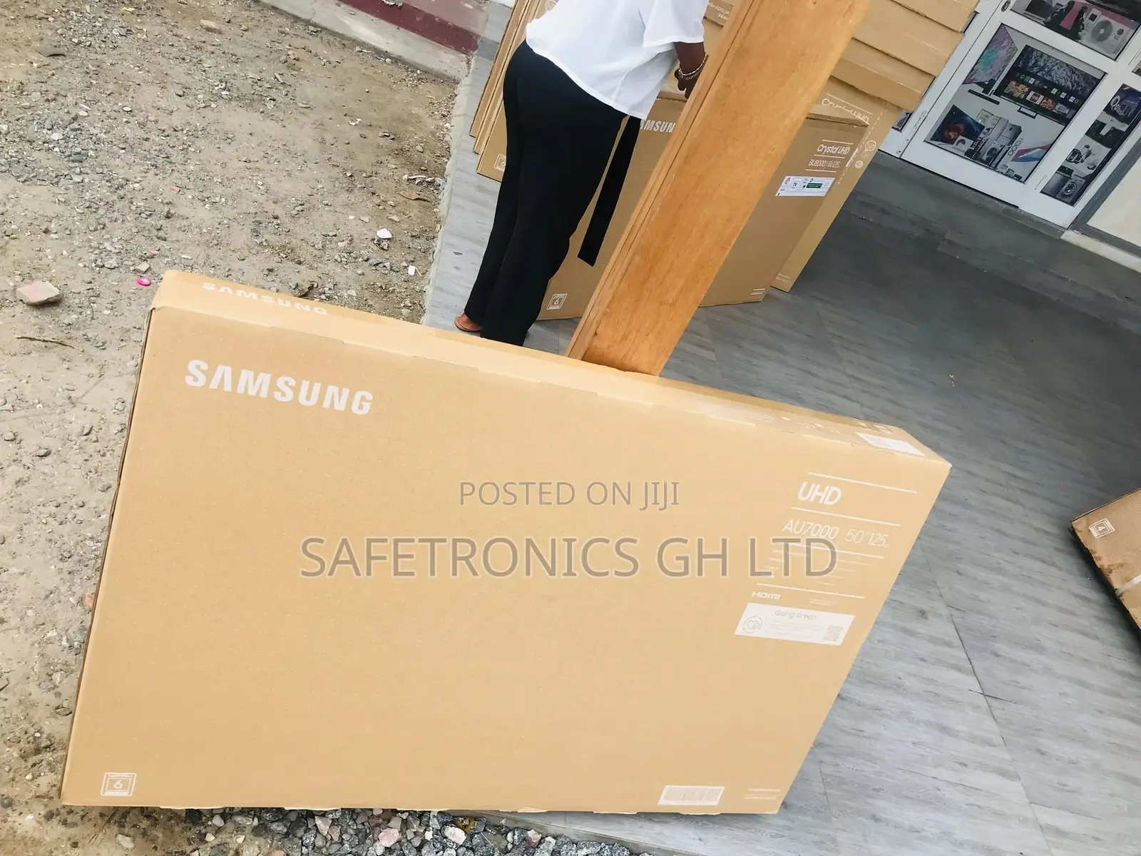 Stay Entertained With Samsung 50” LED Au70 Tv