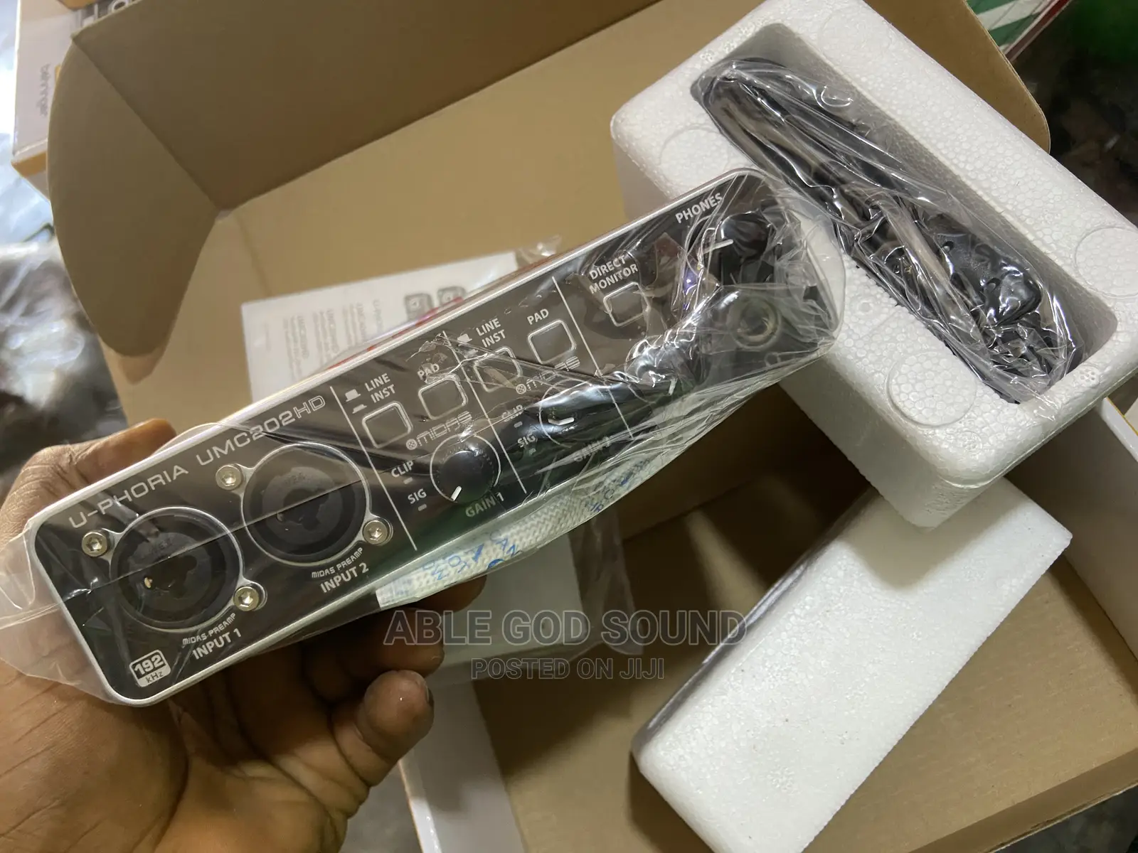 Behringer Sound Card U-Phoria UMC202HD or Audio Interface