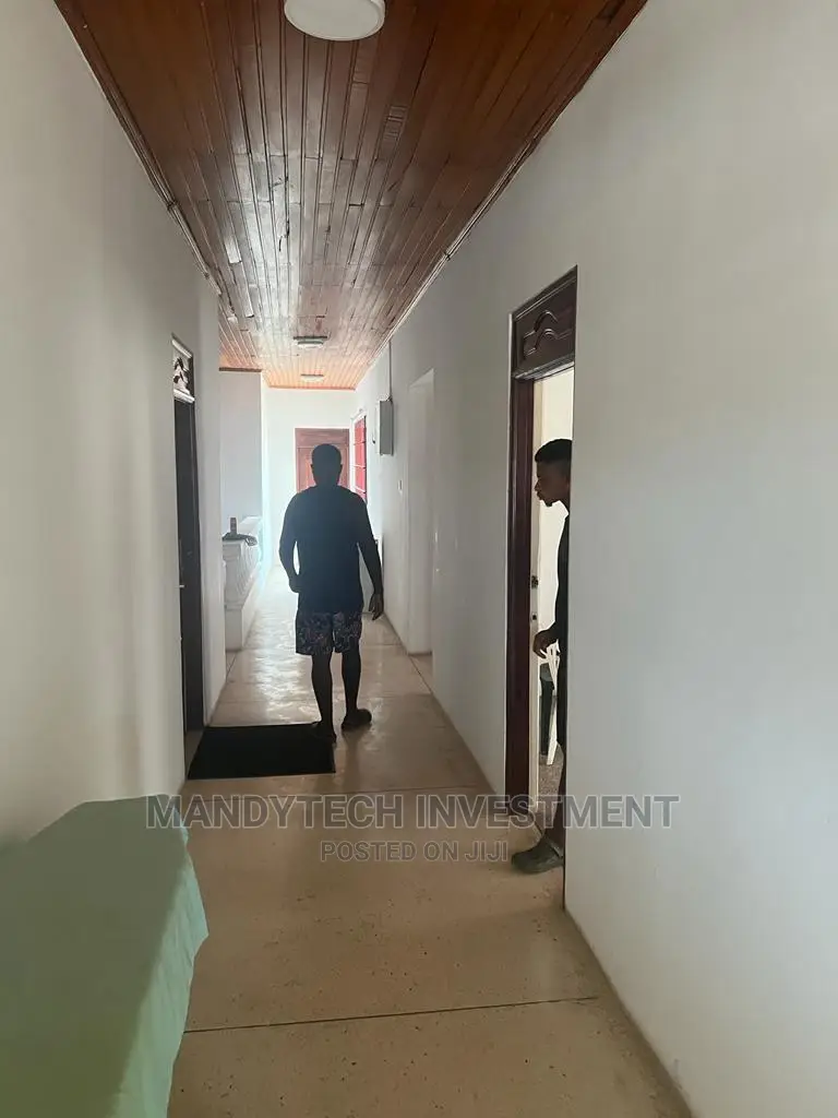 8bdrm Mansion in Tema Metropolitan for sale