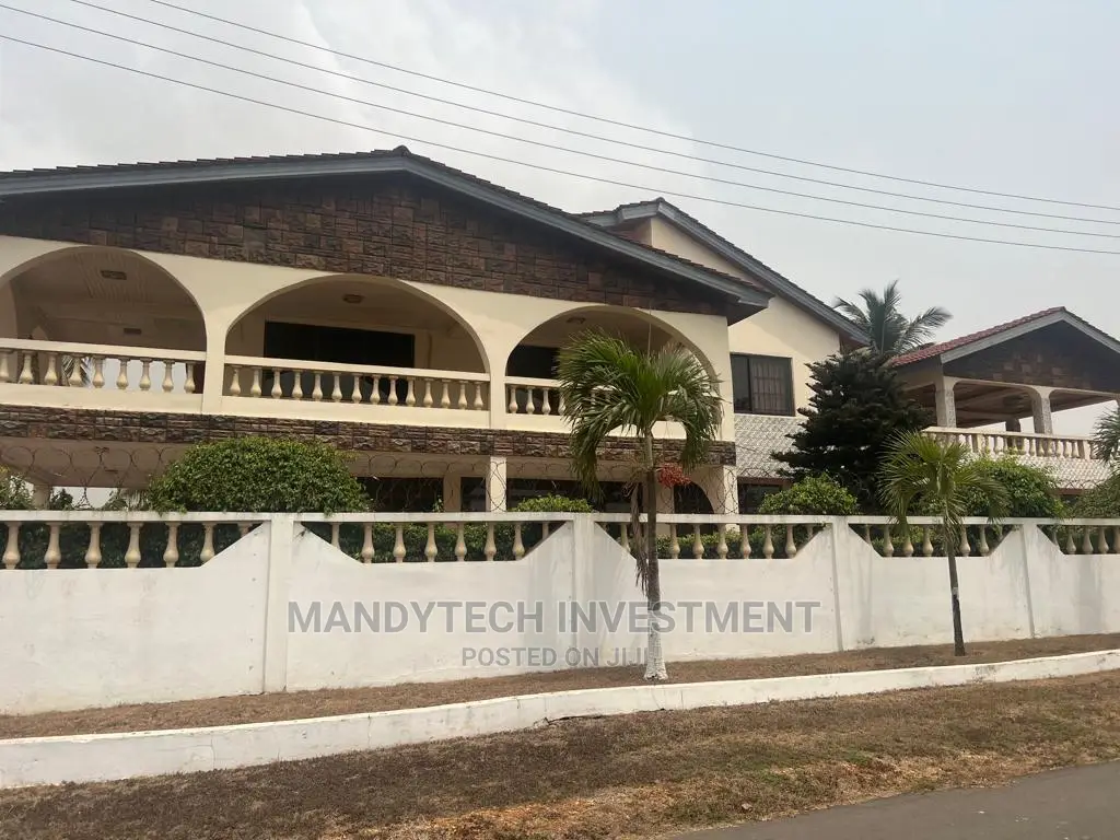 8bdrm Mansion in Tema Metropolitan for sale