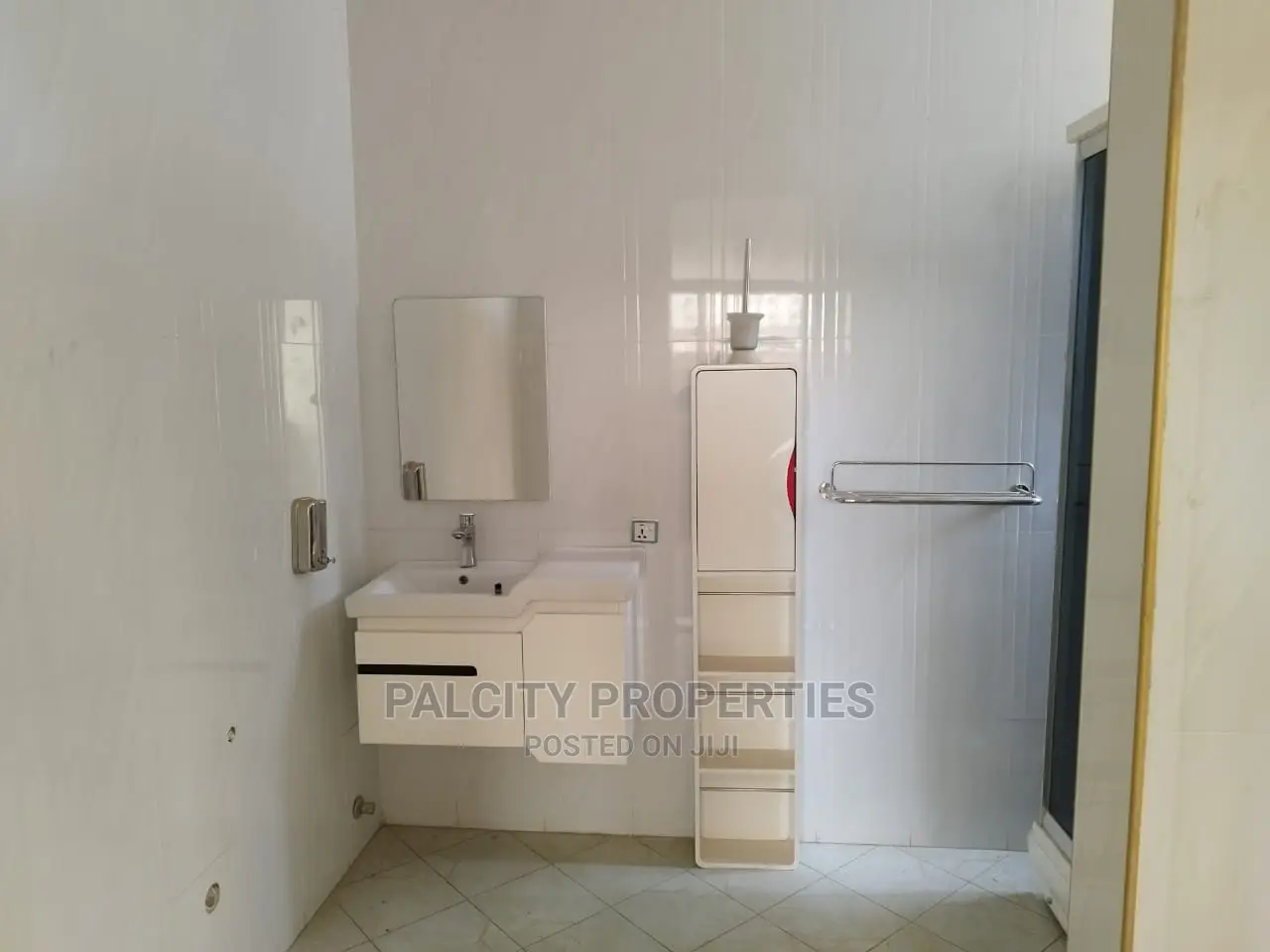 8bdrm Mansion in Hilltop, Kumasi Metropolitan for sale