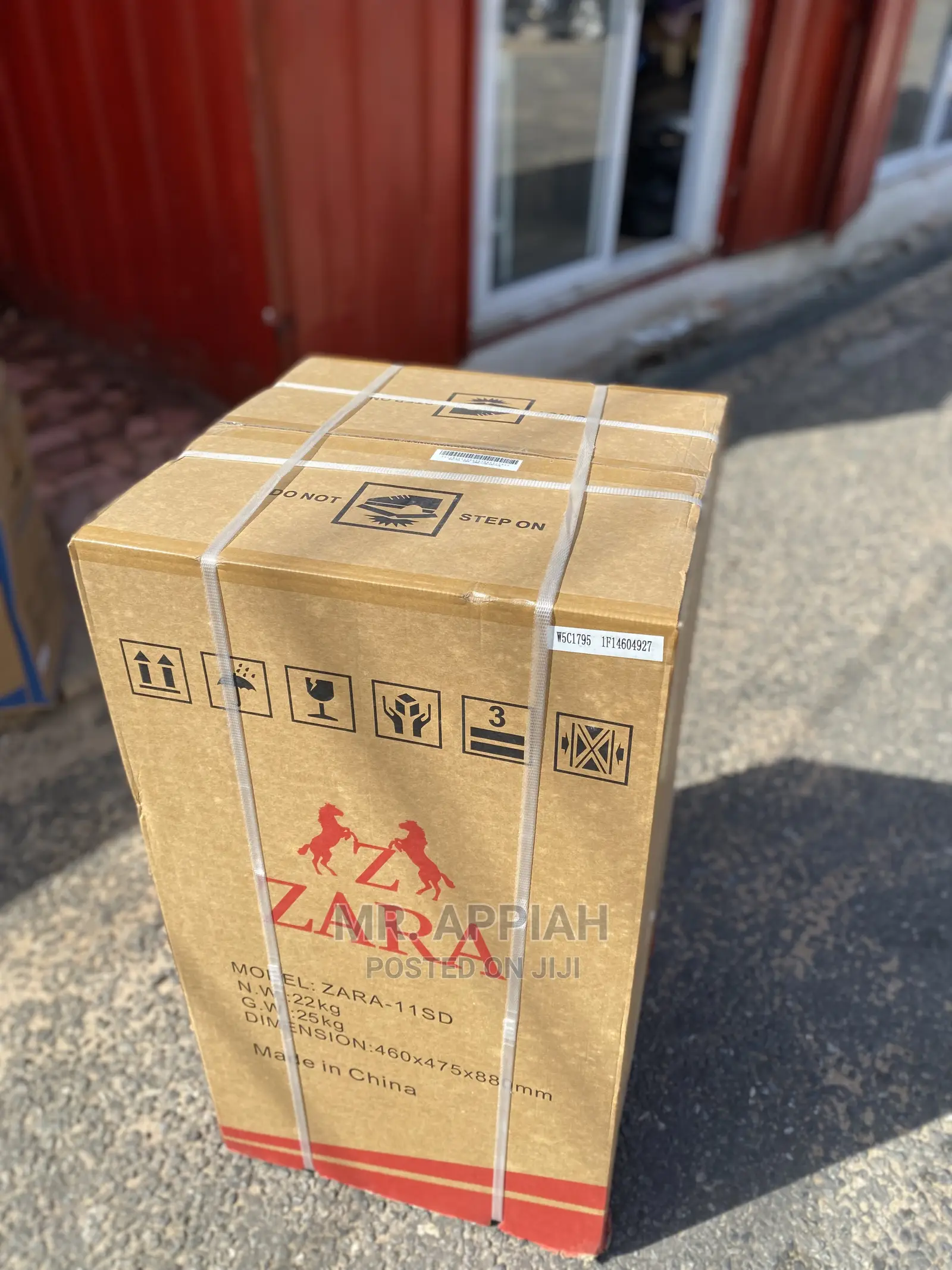 (11s)Extremely Chilling Zara Top Freezer Table Top Fridge.