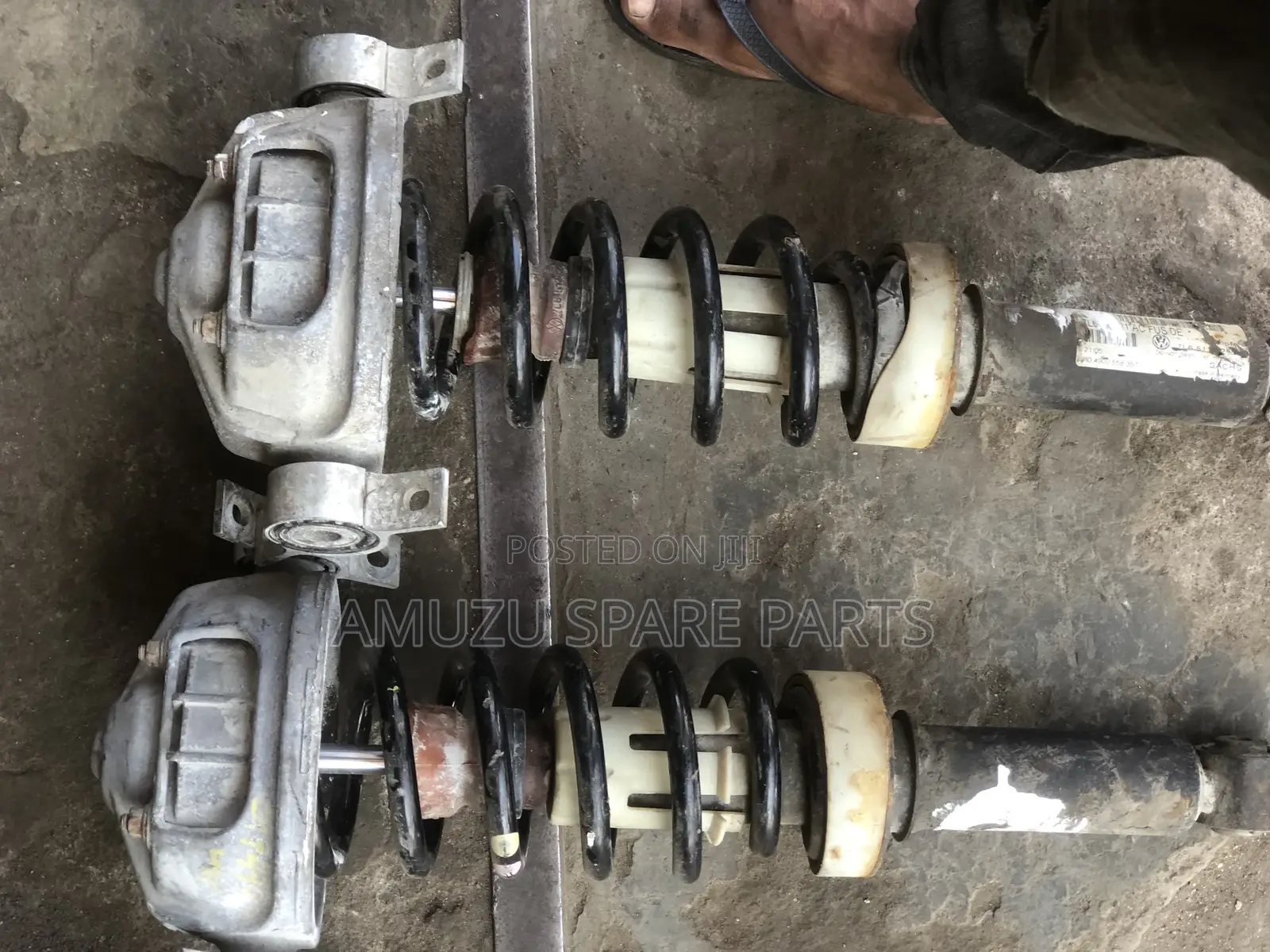 VW Touareg Back Shocks