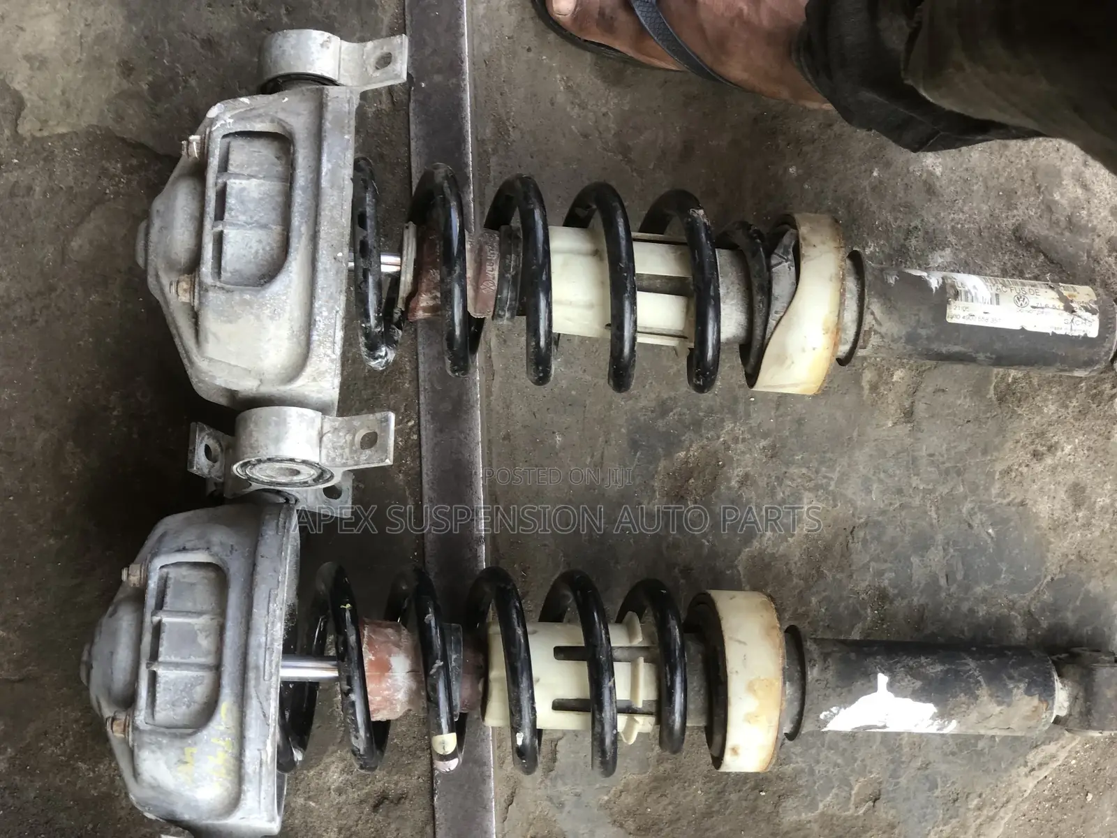 VW Touareg Back Shocks