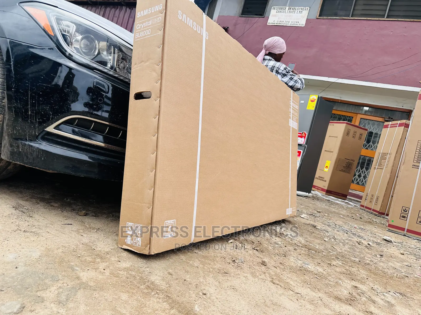 Cute  Sleek UHD Smart Samsung 75”Series 8