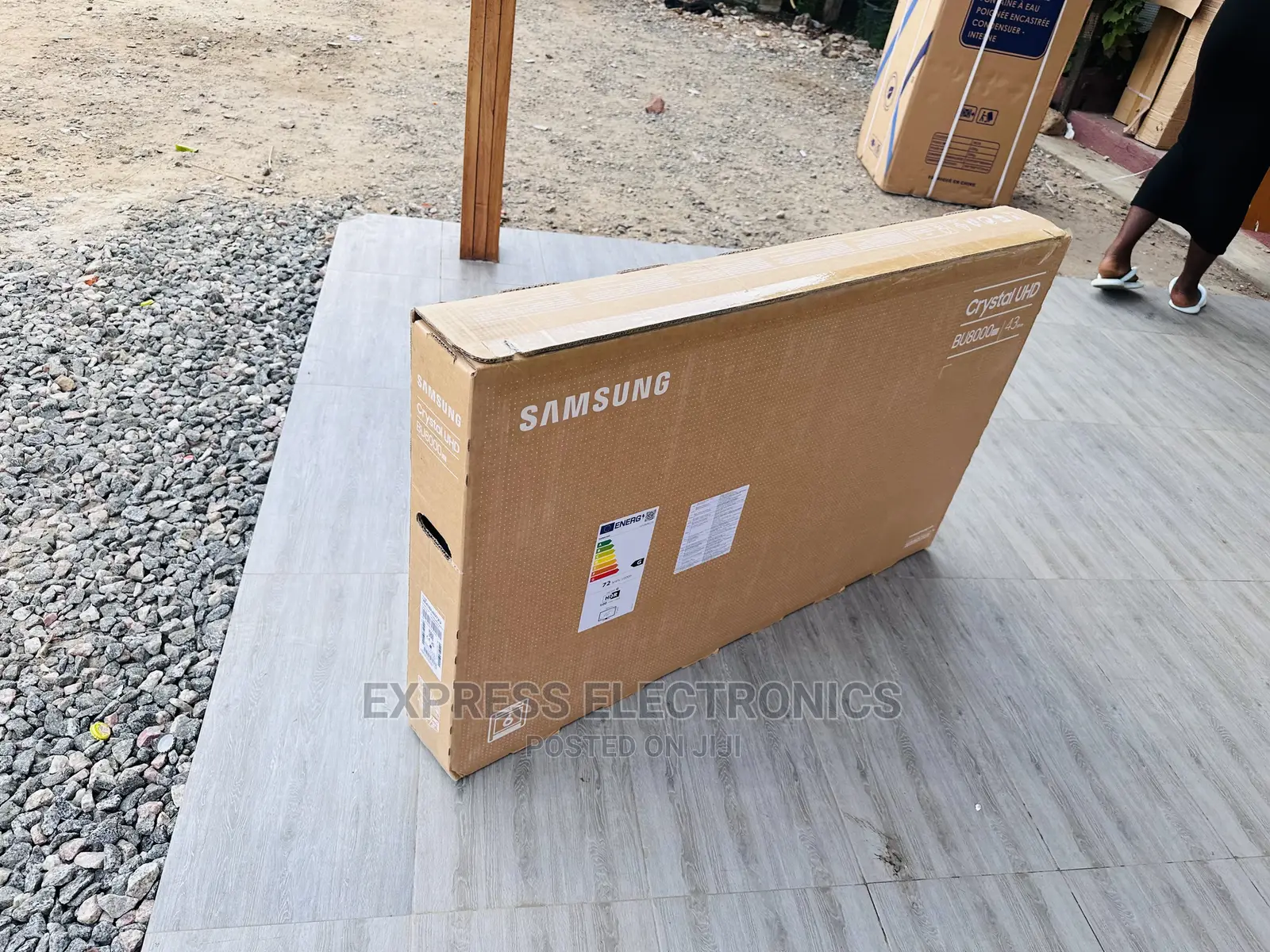 True Cinema  Experience Samsung UHD Screen 43”Bu8072