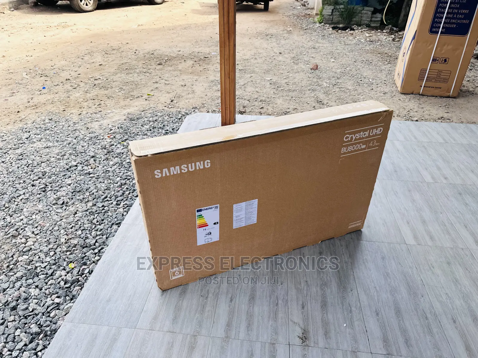 True Cinema  Experience Samsung UHD Screen 43”Bu8072