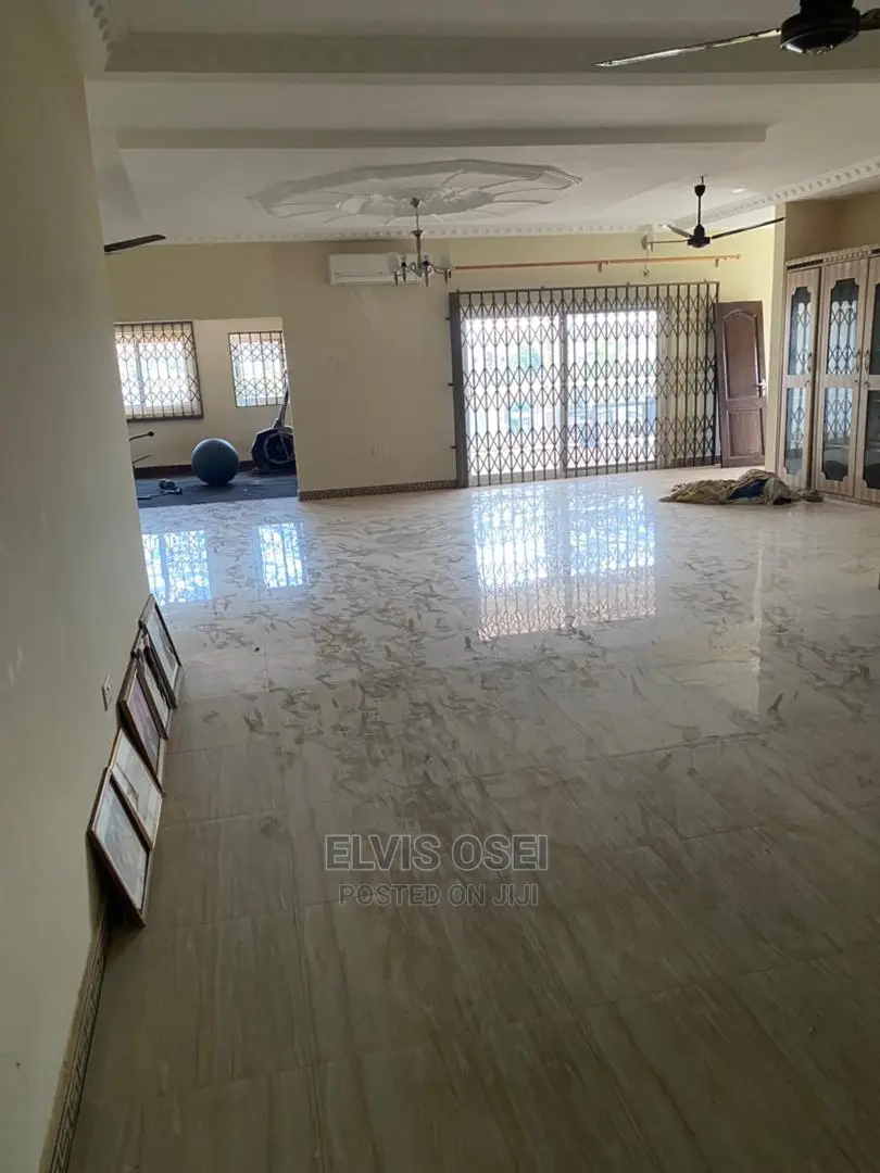 8bdrm House in Scc Junction, Weija for sale