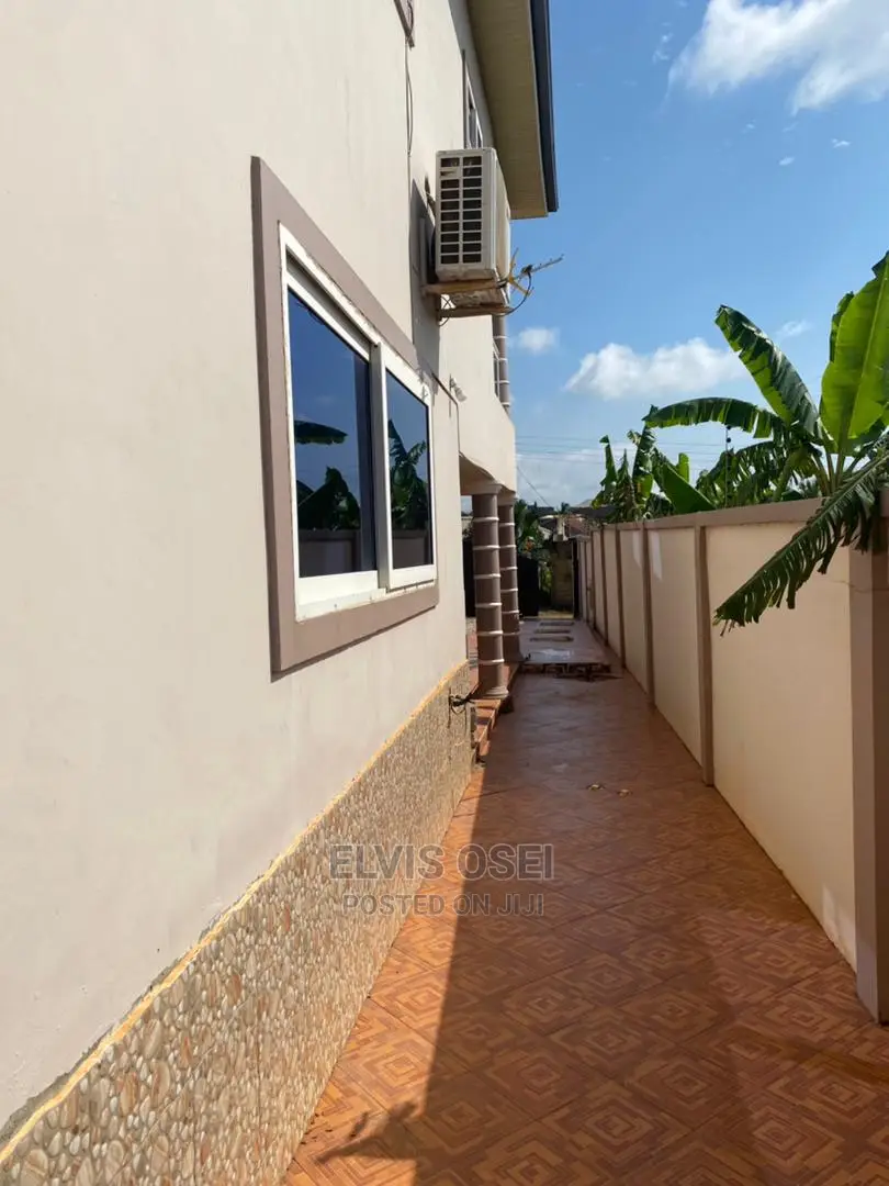 8bdrm House in Scc Junction, Weija for sale