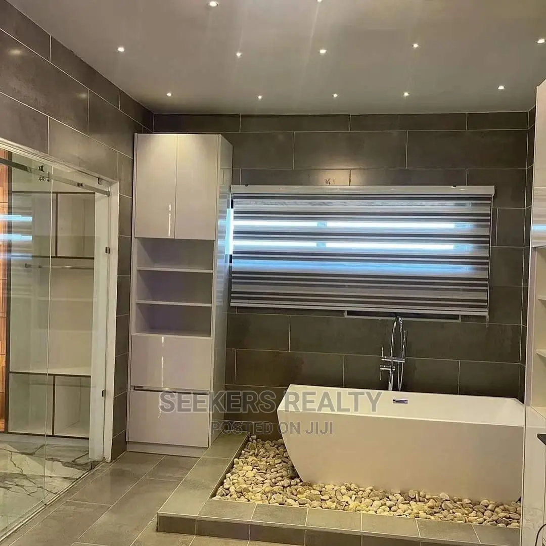 Furnished 10bdrm House in Seekers Realty, Accra Metropolitan for sale
