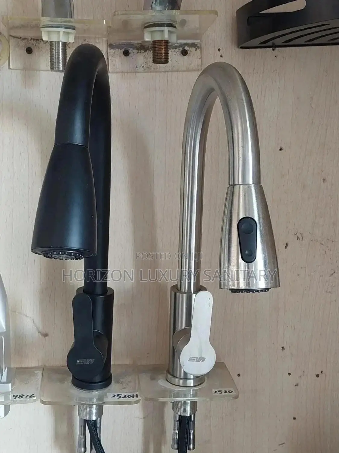 Luxury 360° Rotation Pullout Hot and Cold Kitchen Faucet