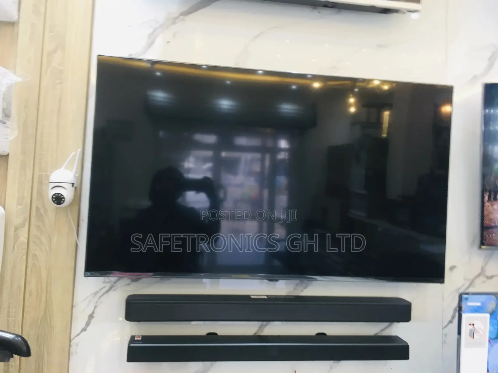  Samsung 65 Inches Glossy AU70 Essential Tv