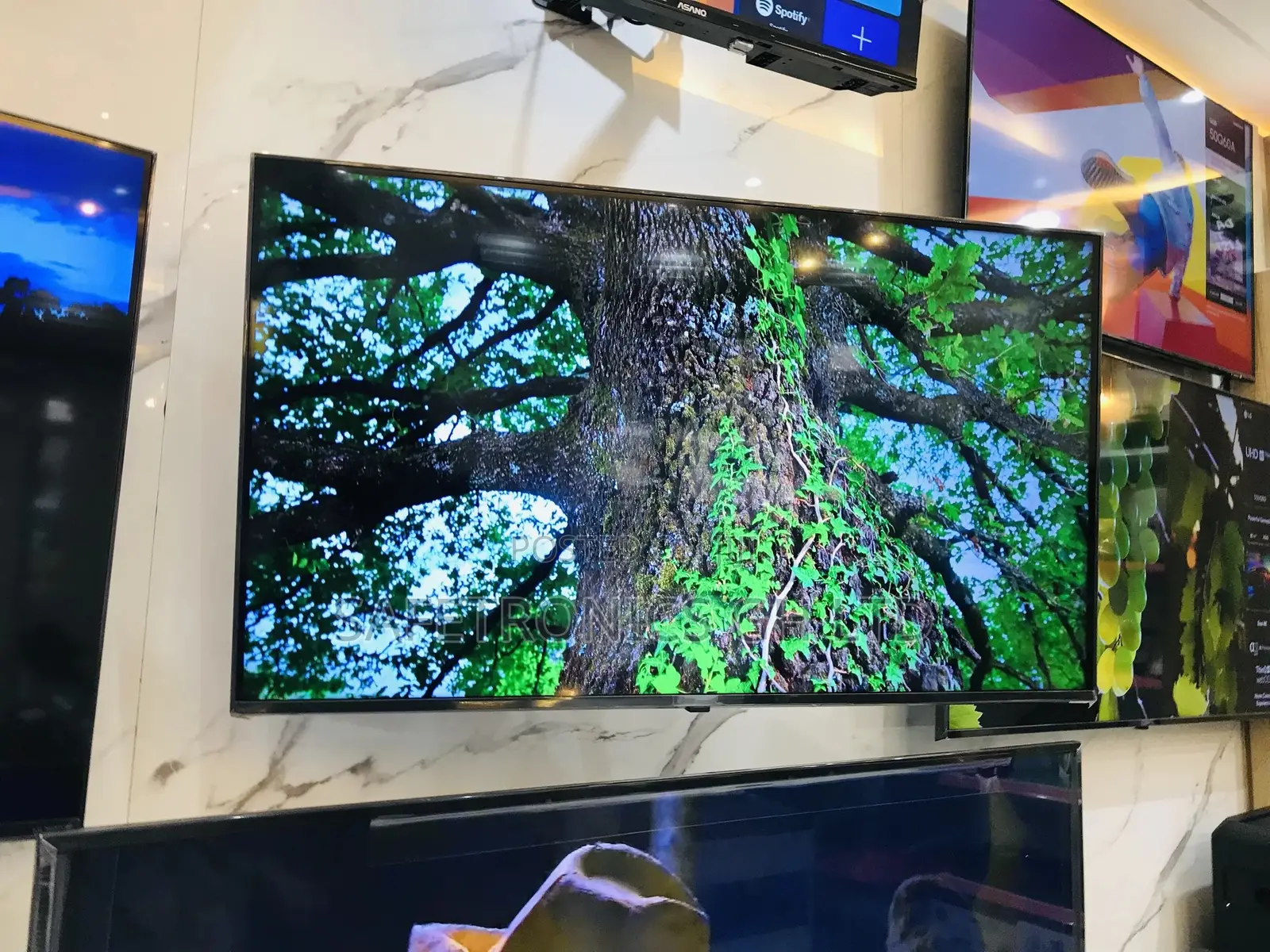 Essential Samsung Au7172 65 Inches Glossy Led