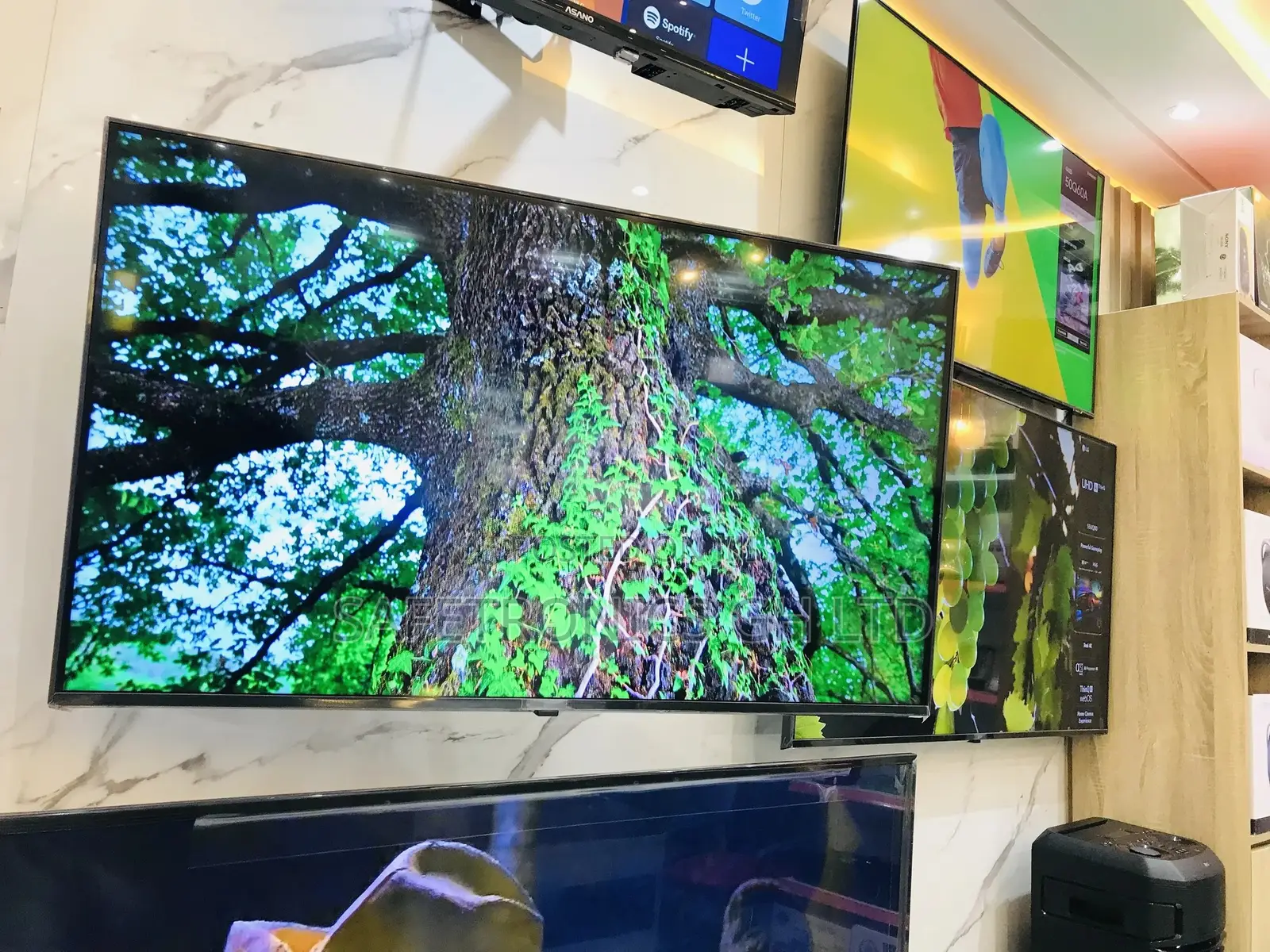 Essential Samsung Au7172 65 Inches Glossy Led