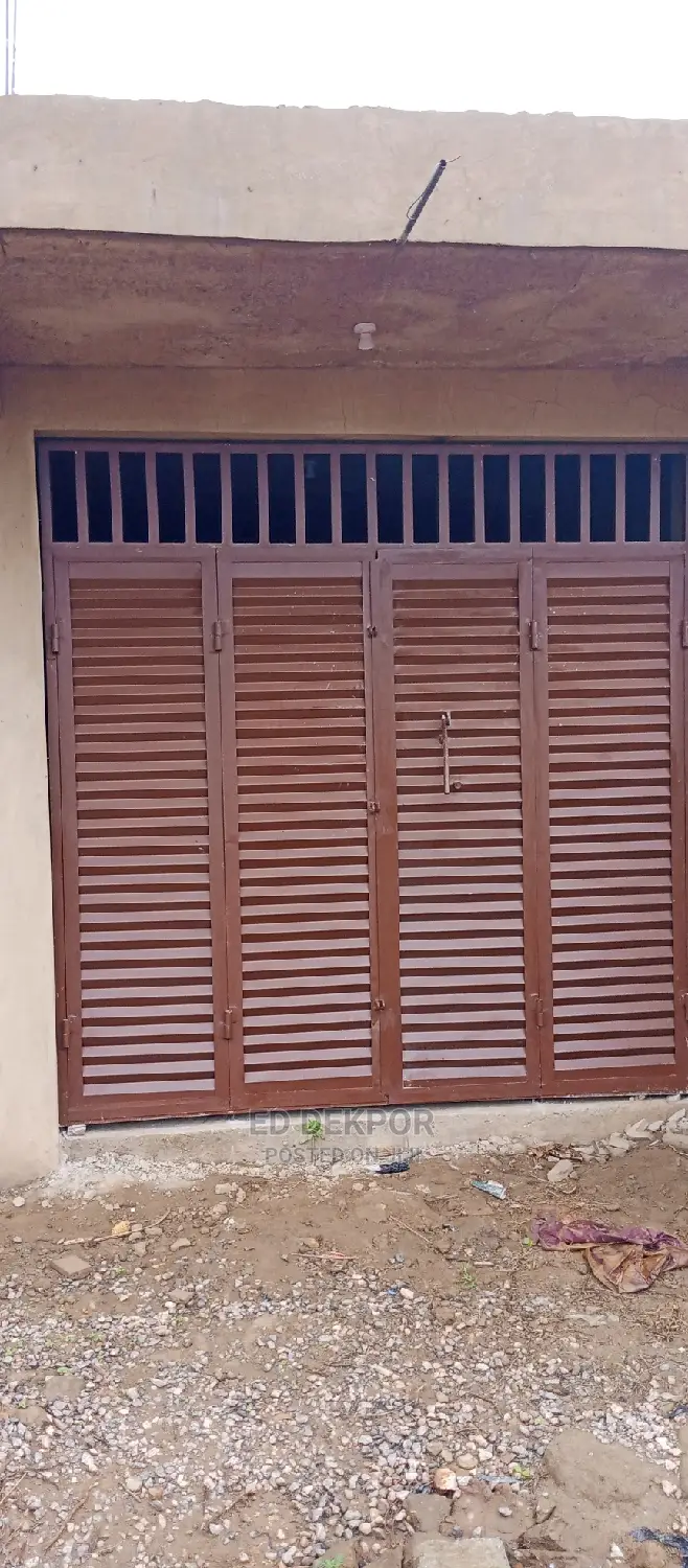 Store Metal Gate