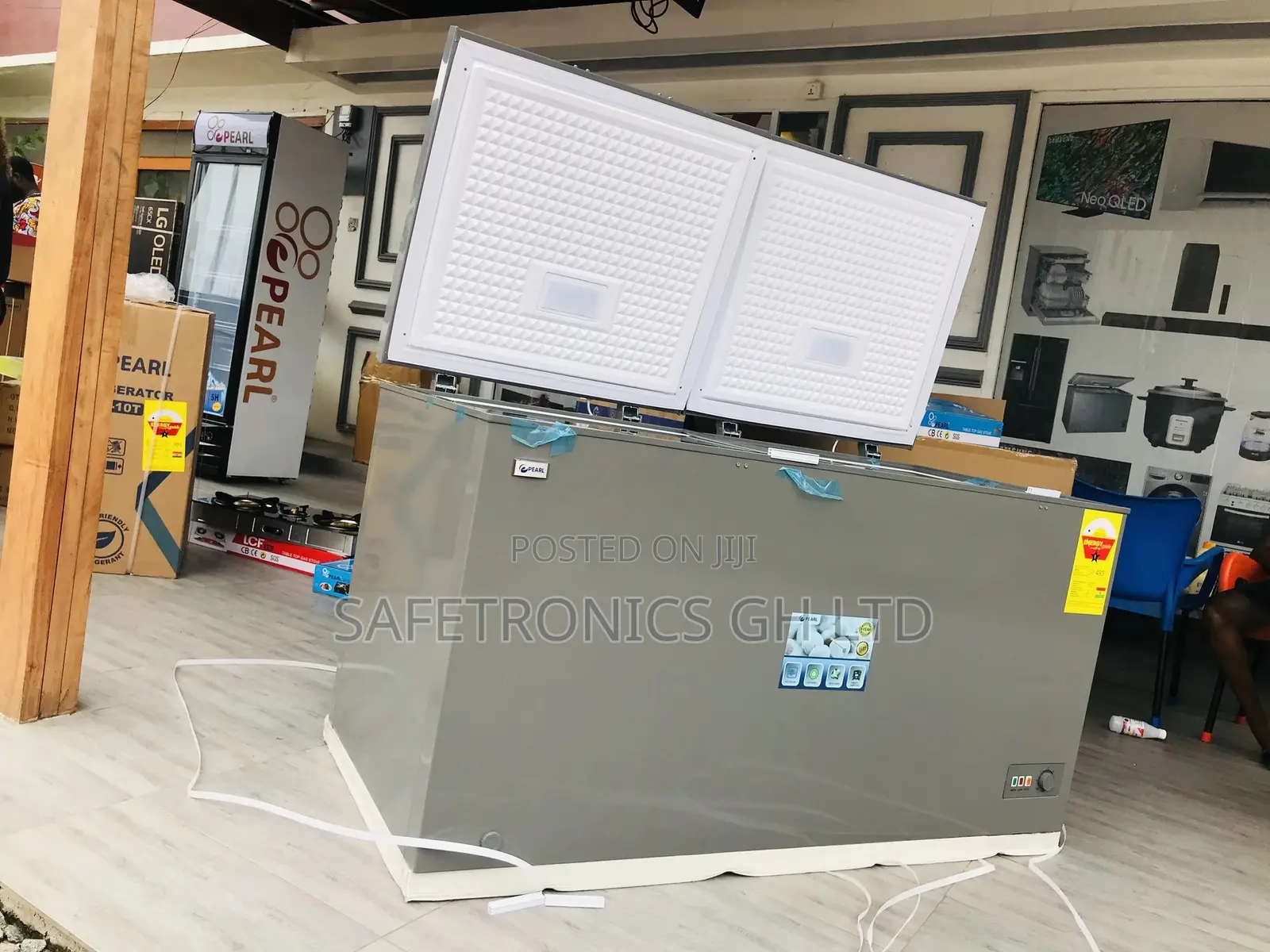 Neatly Sealed 400L Doubledoor Pearl PCF-550 Chestfreezer
