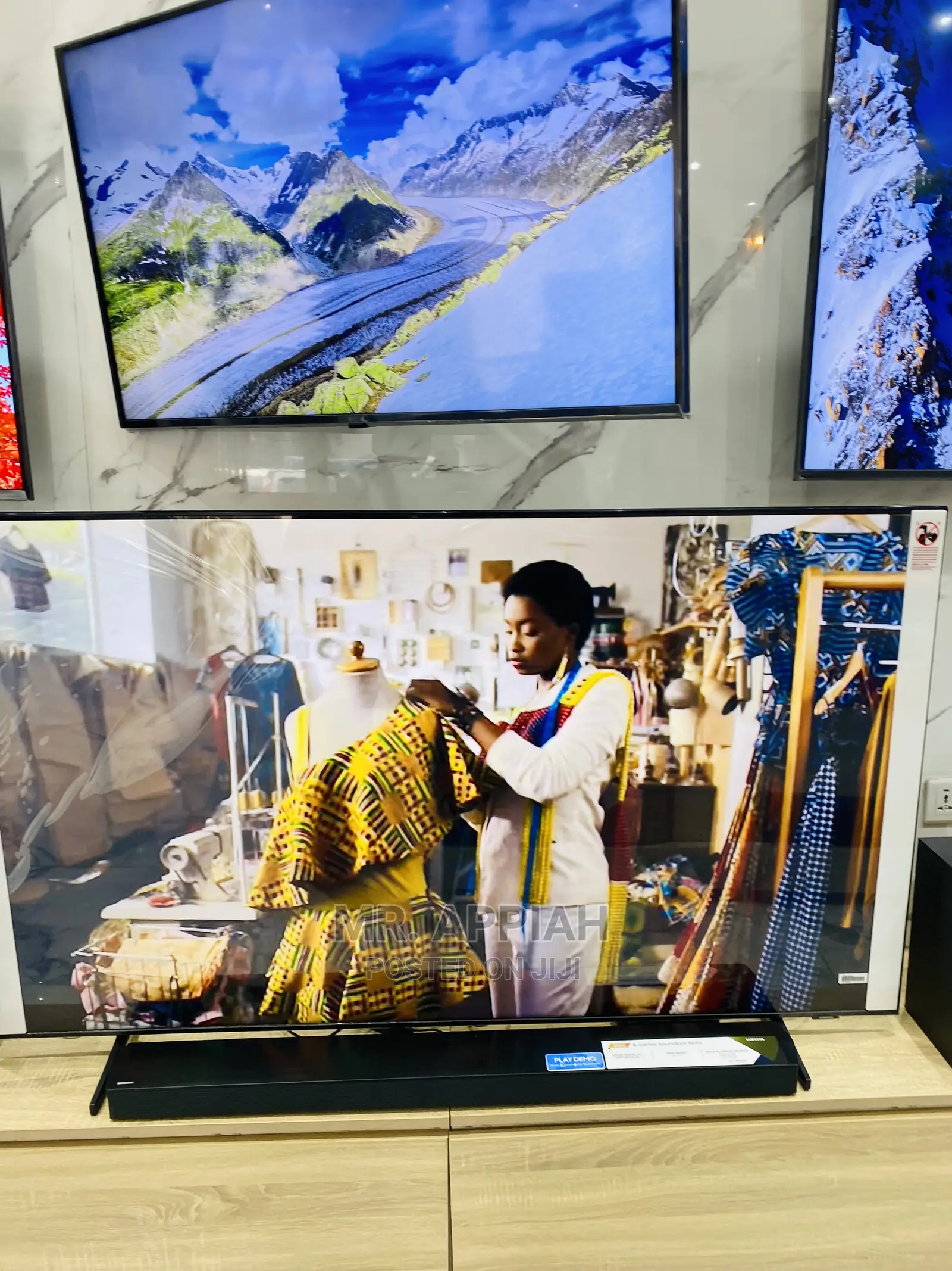 Elegant Black Samsung 60 Inch 60AU7172 UHD LED Tv 