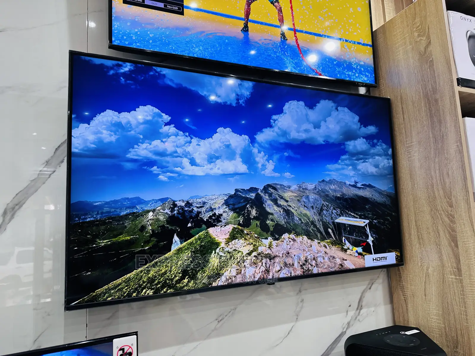 Bu8000 55”UHD Samsung Smart Spectacular Display