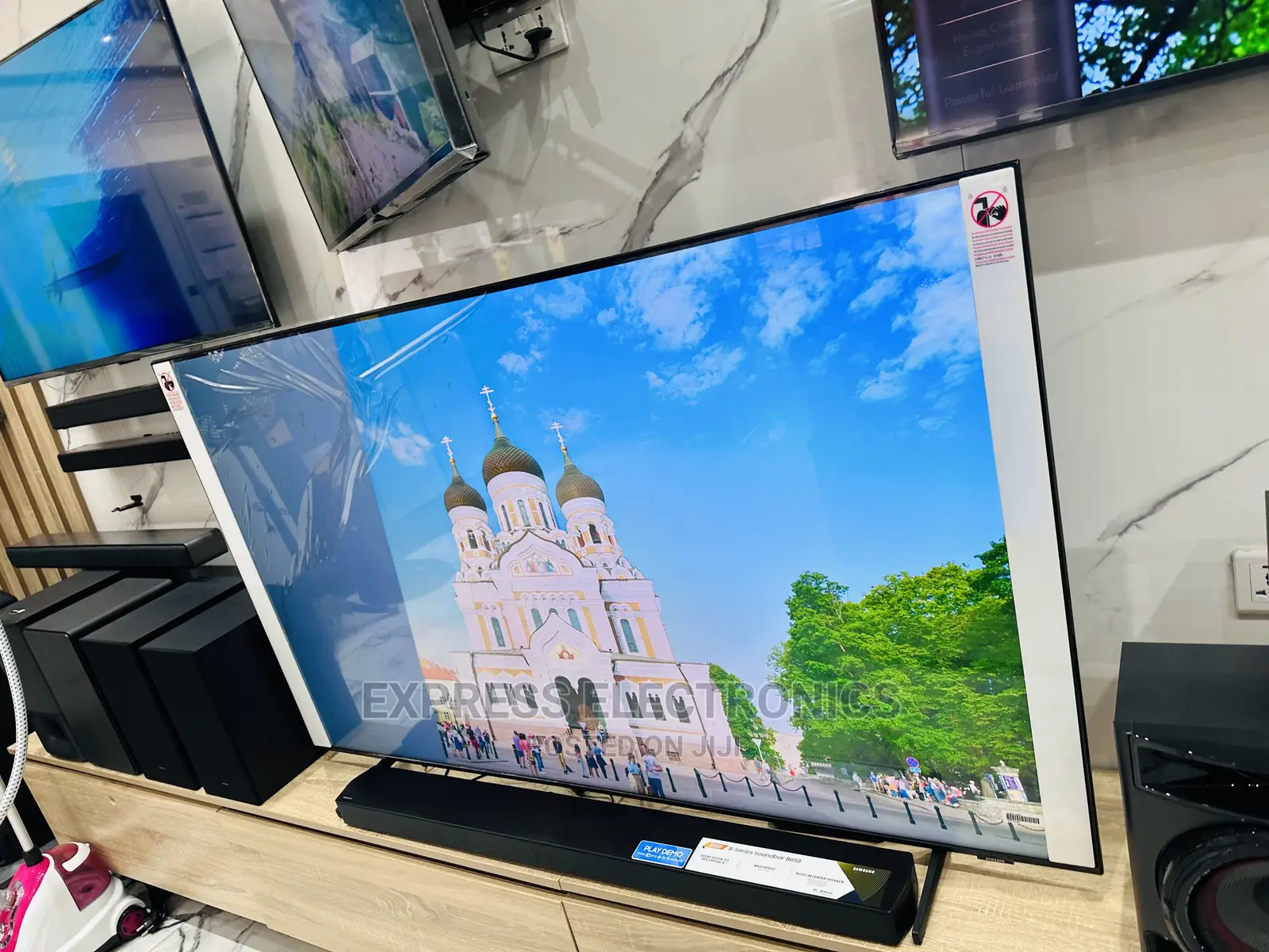 Au9000 55” UHD Samsung Smart Spectacular Display View