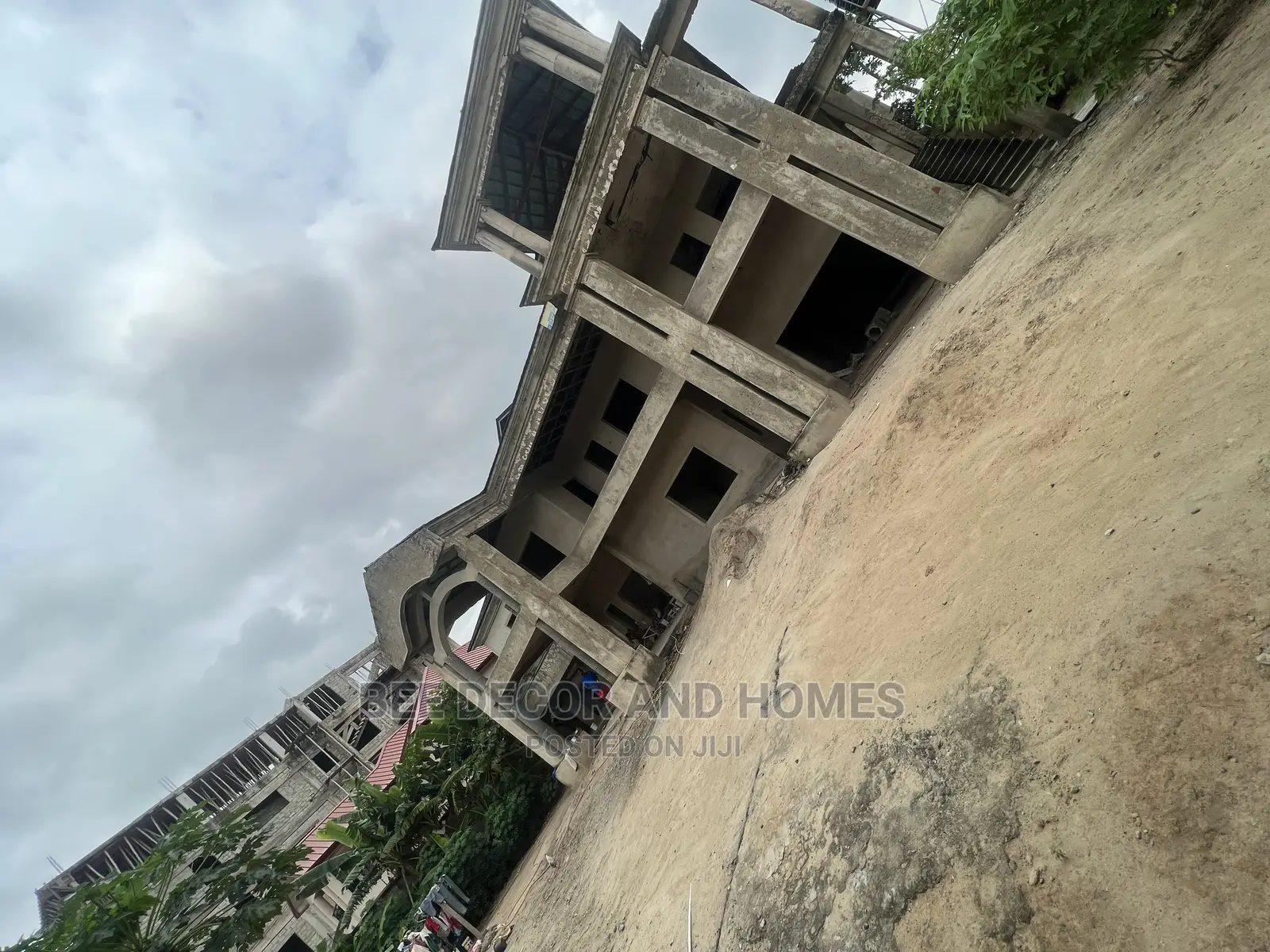 8bdrm Mansion in Bee Decor And Homes, West Legon for sale