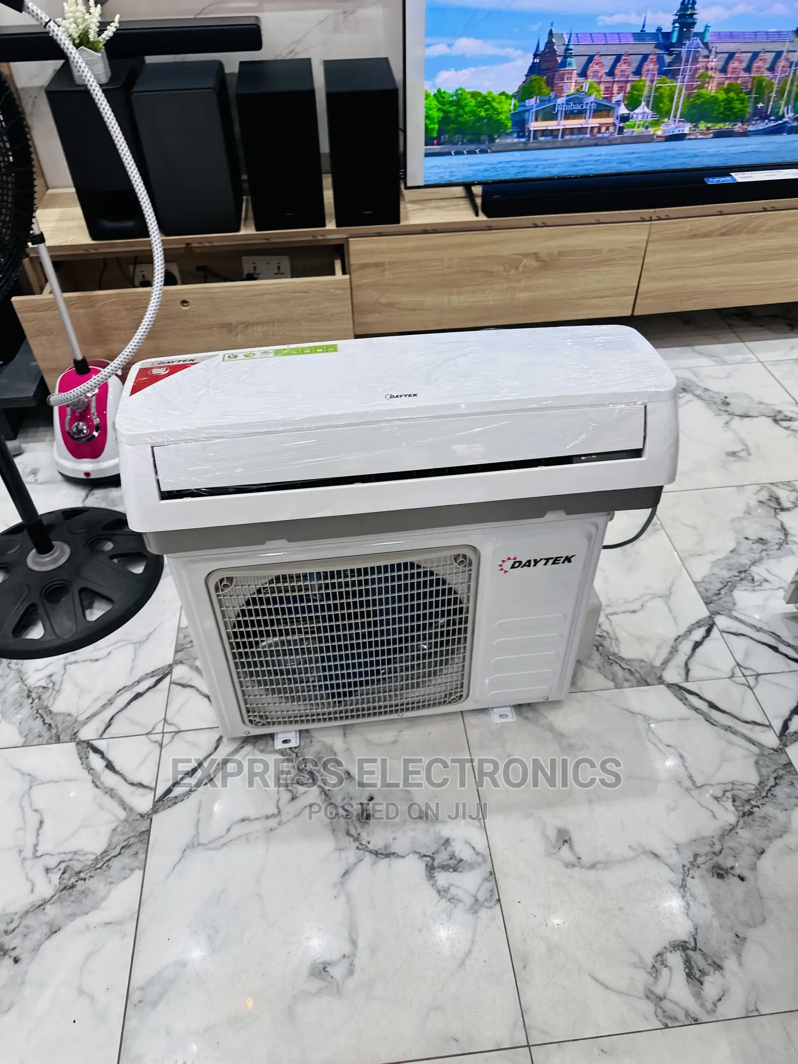 Foreign Standard on Daytek Split R410 Gas 1.5hp