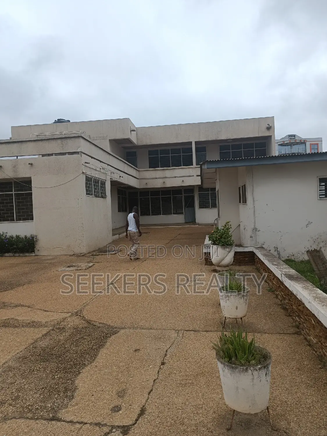 7bdrm House in Seekers Realty, Dzorwulu for sale