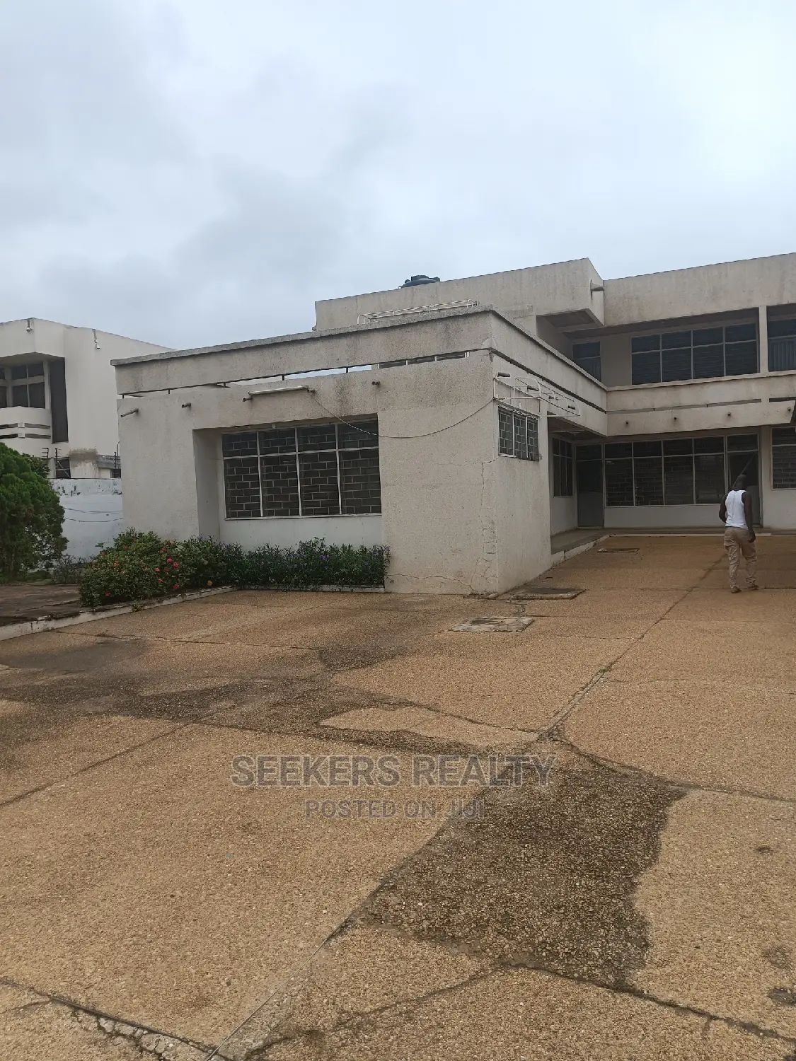 7bdrm House in Seekers Realty, Dzorwulu for sale