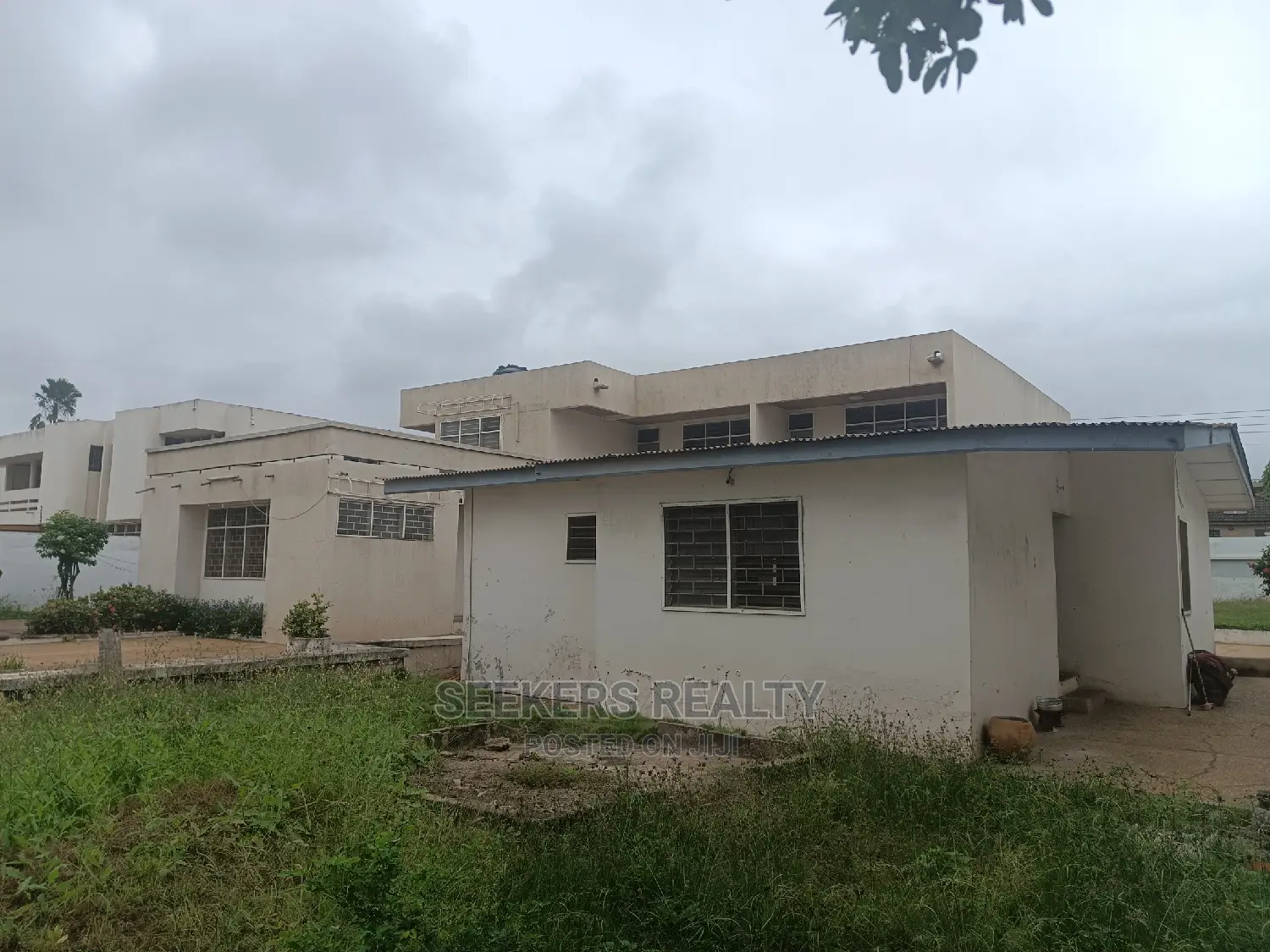 7bdrm House in Seekers Realty, Dzorwulu for sale