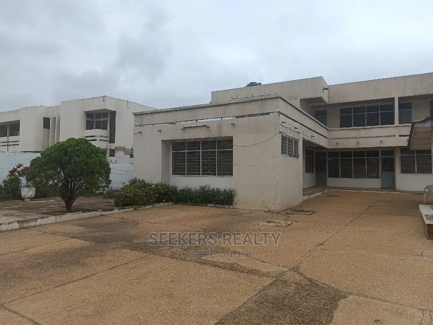 7bdrm House in Seekers Realty, Dzorwulu for sale