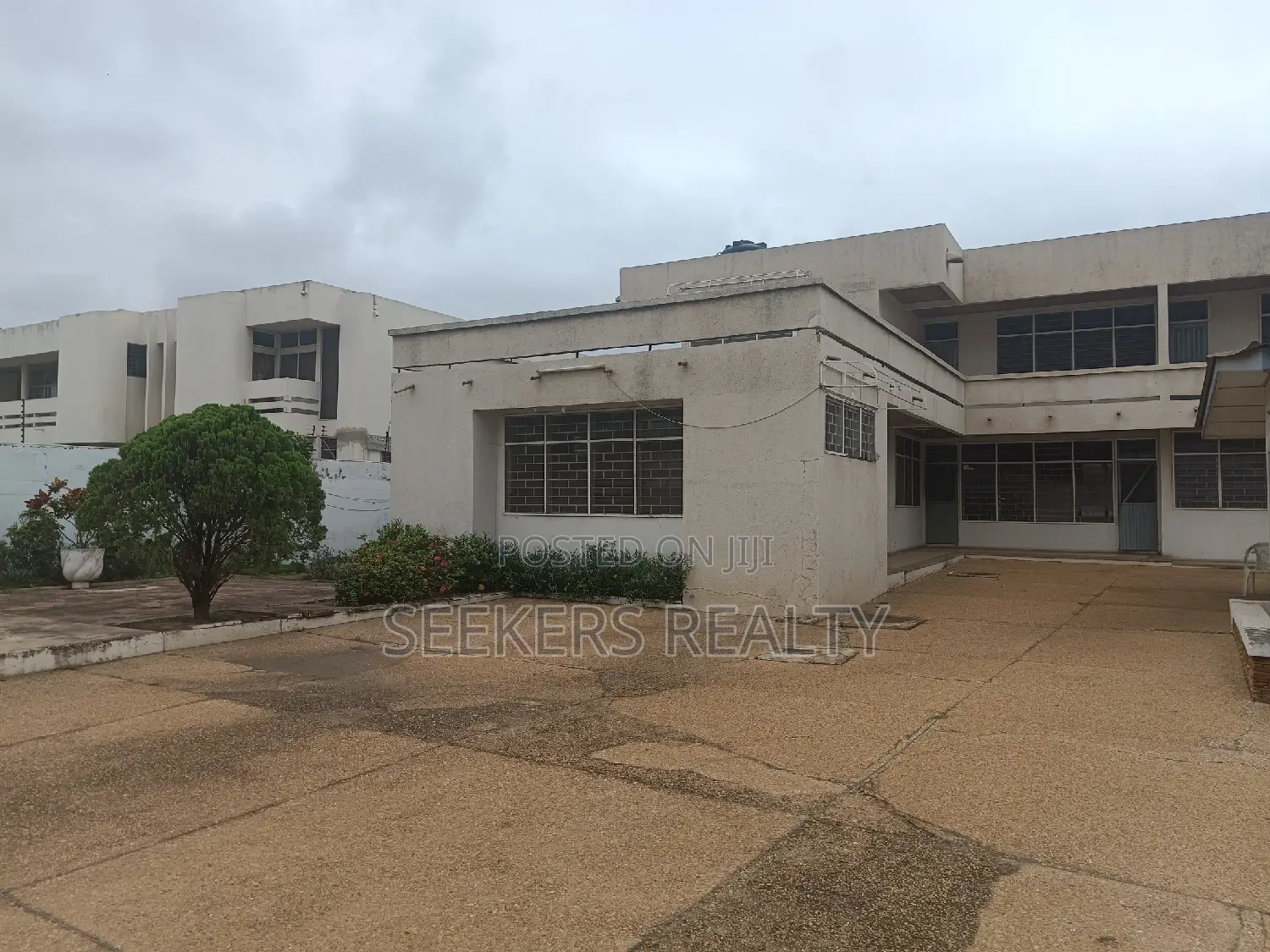 7bdrm House in Seekers Realty, Dzorwulu for sale