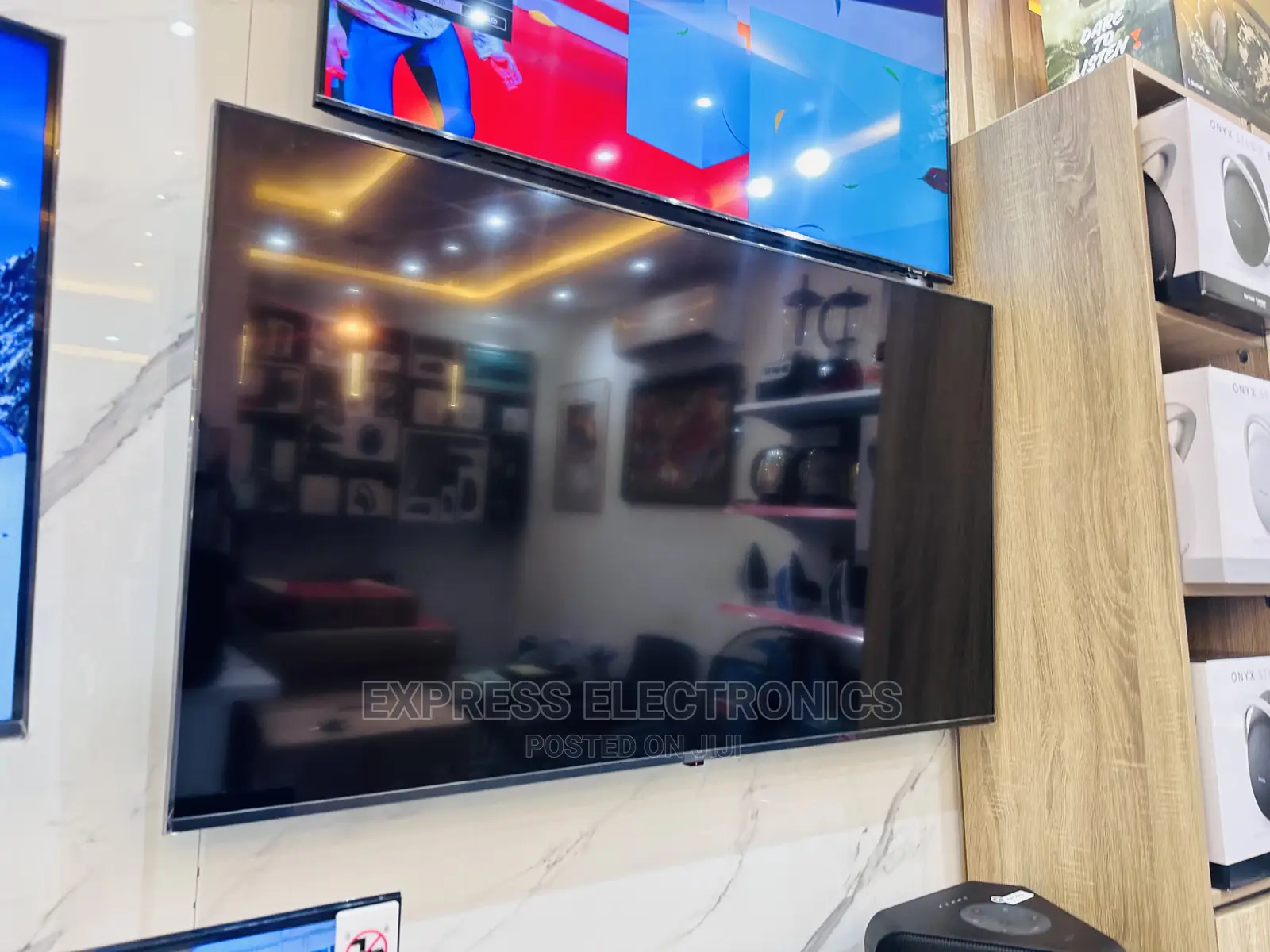 Fresh Glossy Black UHD LED 70UR80003 LG Tv 