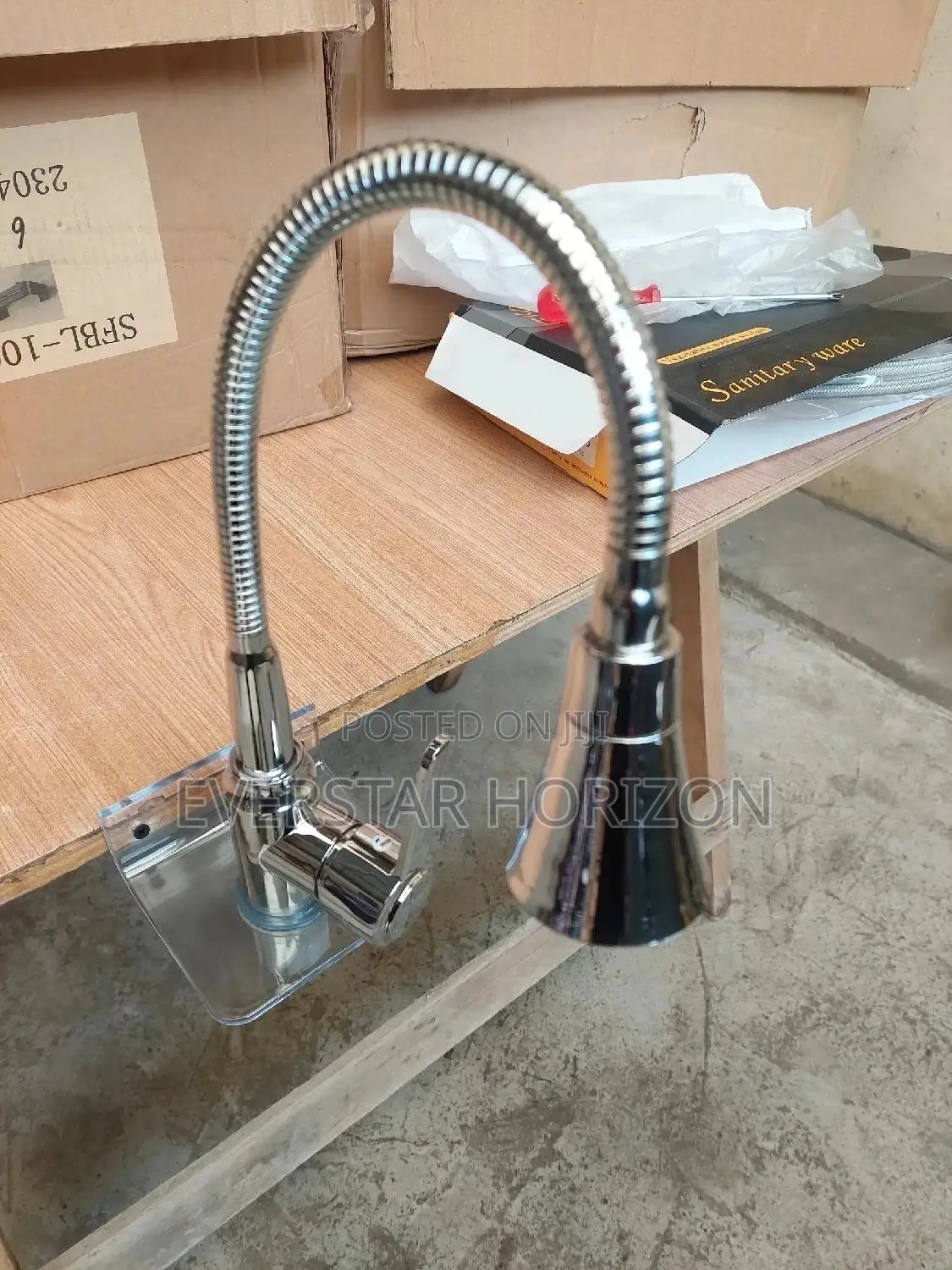 Modern Chrome Plated Flexible Hot and Cold Kitchen Faucet