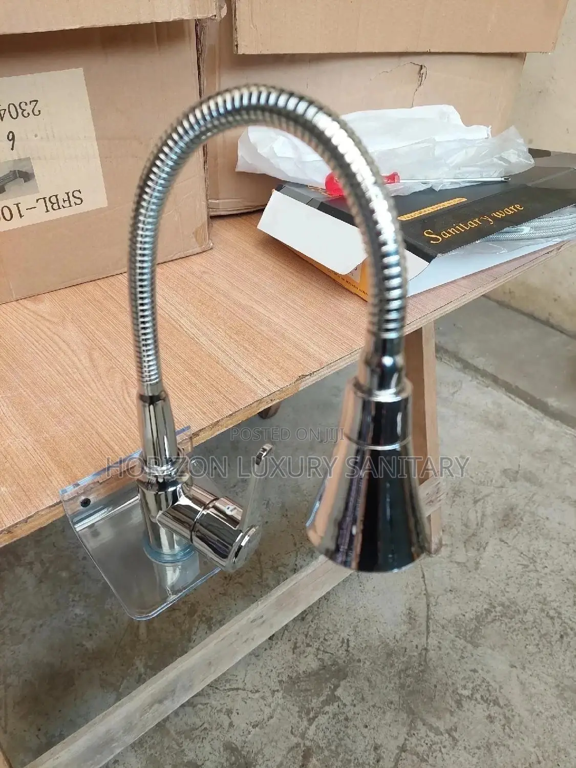 Modern Chrome Plated Flexible Hot and Cold Kitchen Faucet