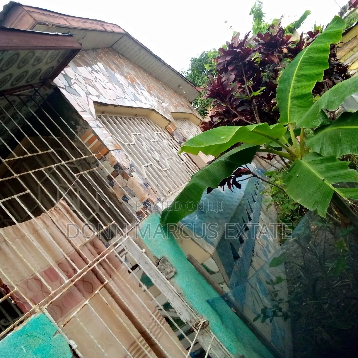 9bdrm House in Meduma Abass, Kumasi Metropolitan for sale