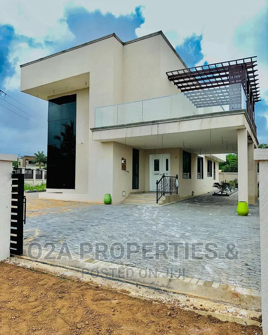 4bdrm House in Sakumono for sale