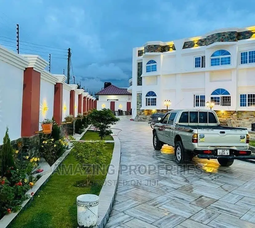 7bdrm House In Tema Metropolitan For Sale