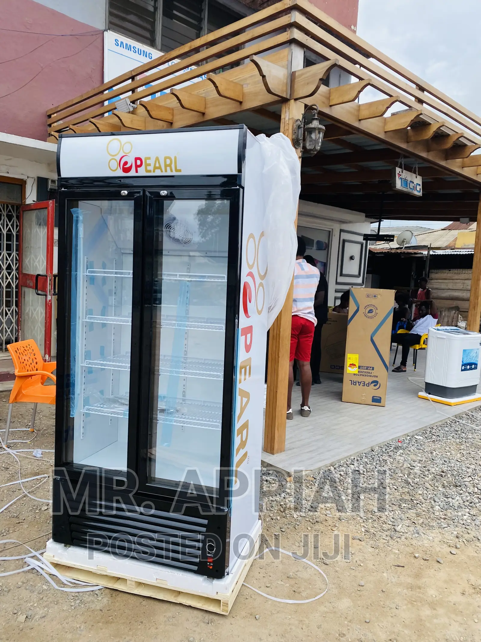 Chill Out in Style With Pearl Display Fridge PVC 622-2b