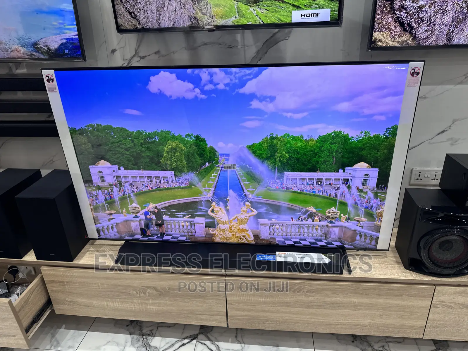 Classy Design Slim Sleek UHD Smart 65”Au7092 Samsung