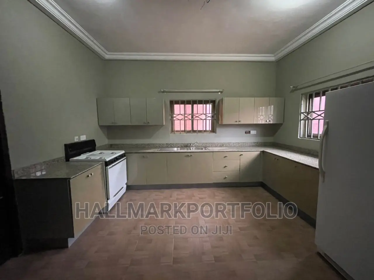 8bdrm House in Weija for sale