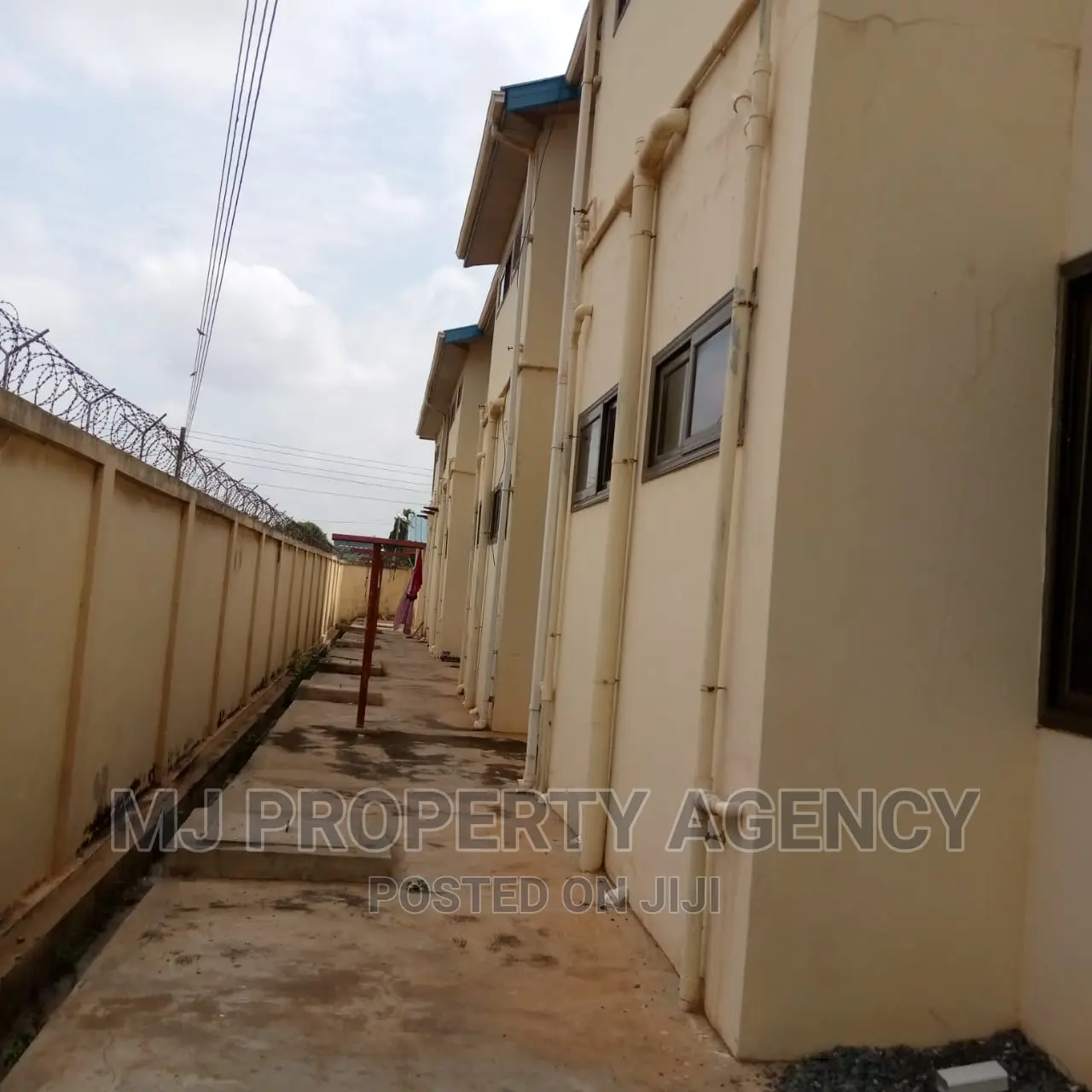 20bdrm House in Mayflower, Tema Metropolitan for rent