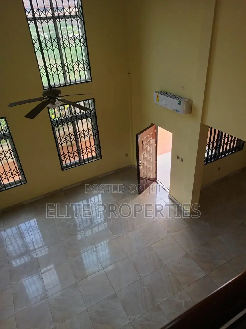 5bdrm Duplex in Community 22, Tema Metropolitan for rent