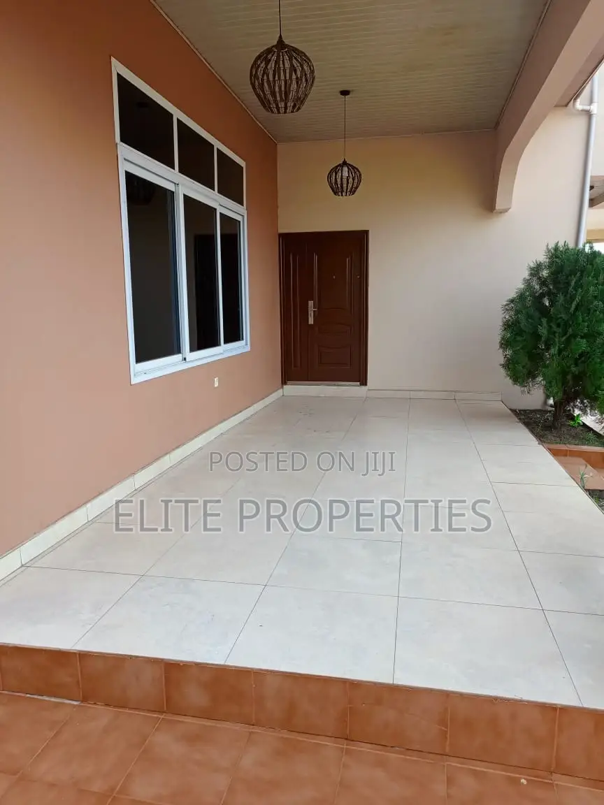 5bdrm Duplex in Community 22, Tema Metropolitan for rent