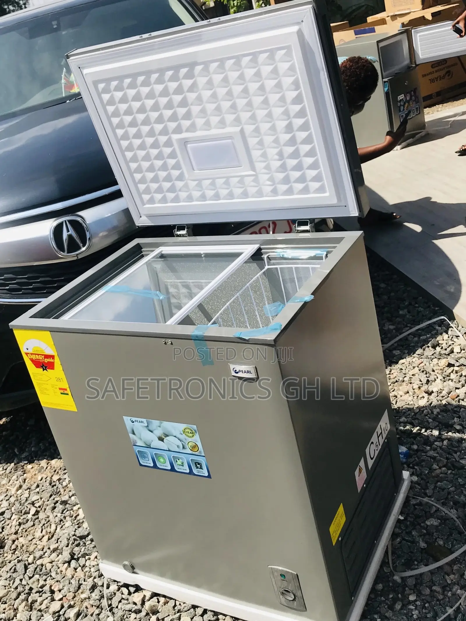 PCF-185 Chestfreezer Pearl Singledoor Glass Lid 141 Liters