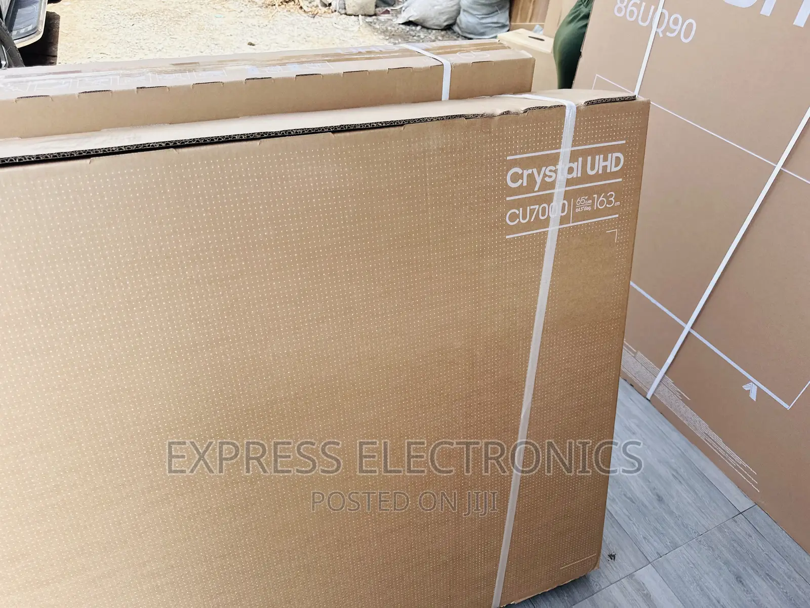 Glamorous Display UHD Smart Samsung 65”Cu8000