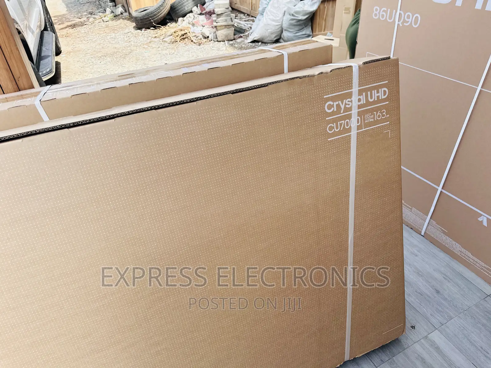 Glamorous Display UHD Smart Samsung 65”Cu8000