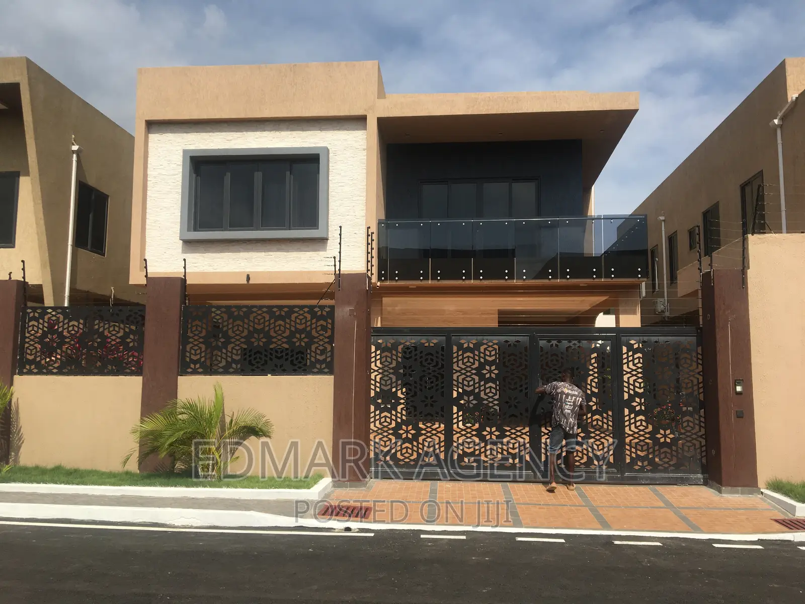 4bdrm House in East Airport, Accra Metropolitan for sale