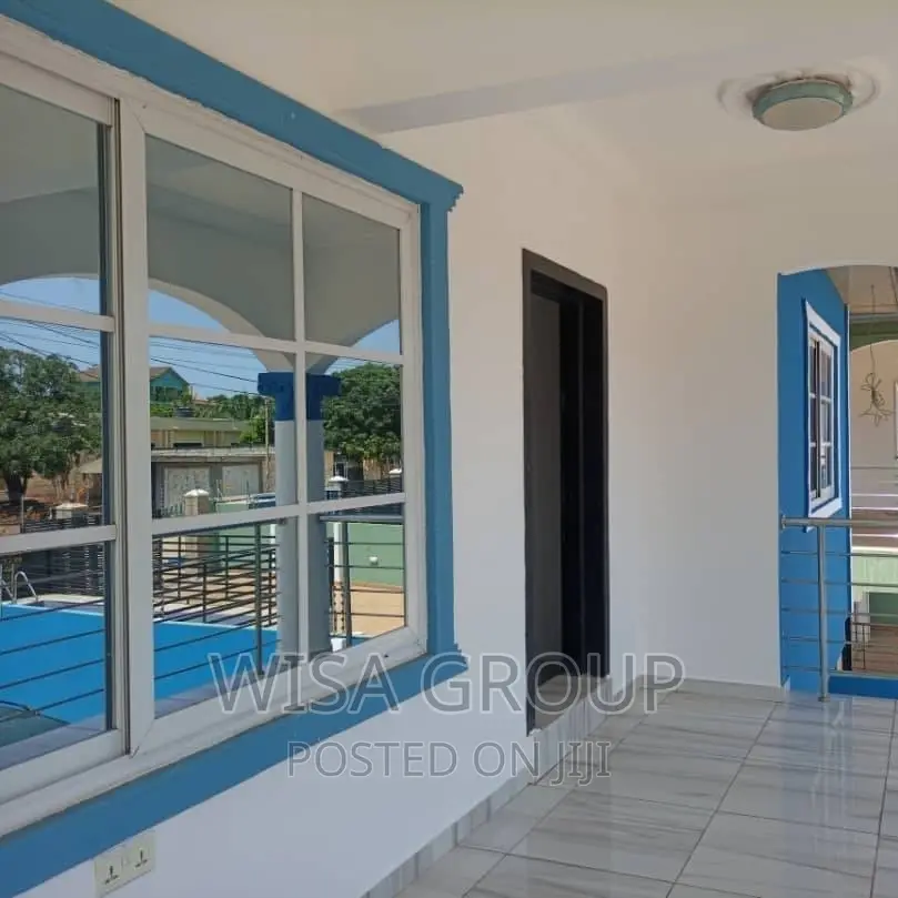 5bdrm Duplex in Accra Metropolitan for sale