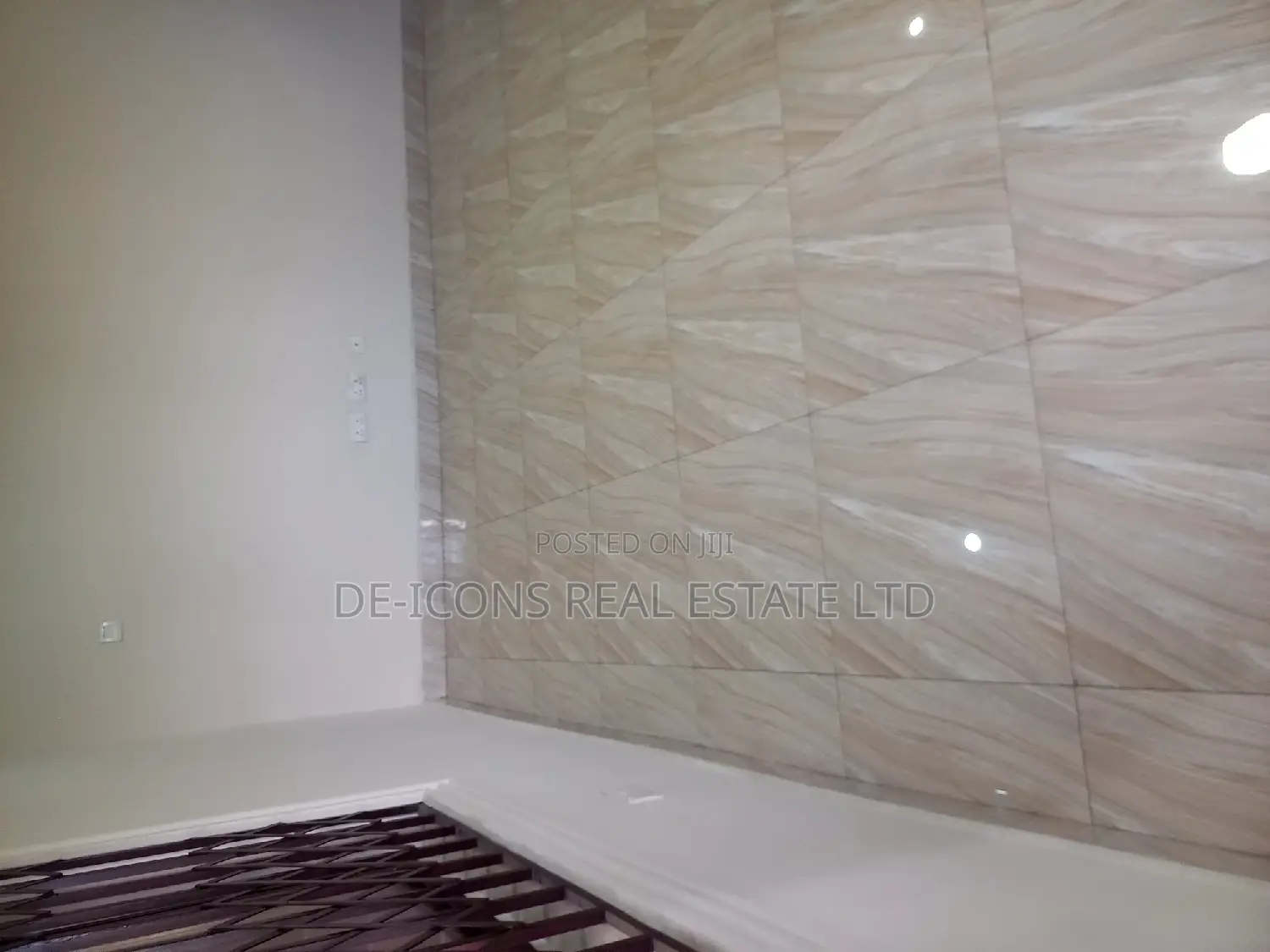 3bdrm Duplex in De-Icons Real Estate, Awutu Senya East Municipal