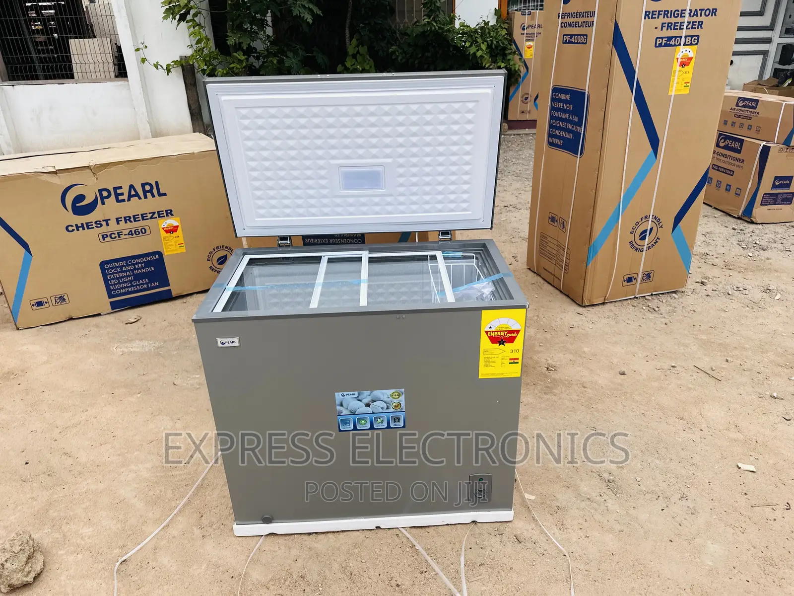 Lock and Key  Chest Freezer Pearl PCF-290 Single Door