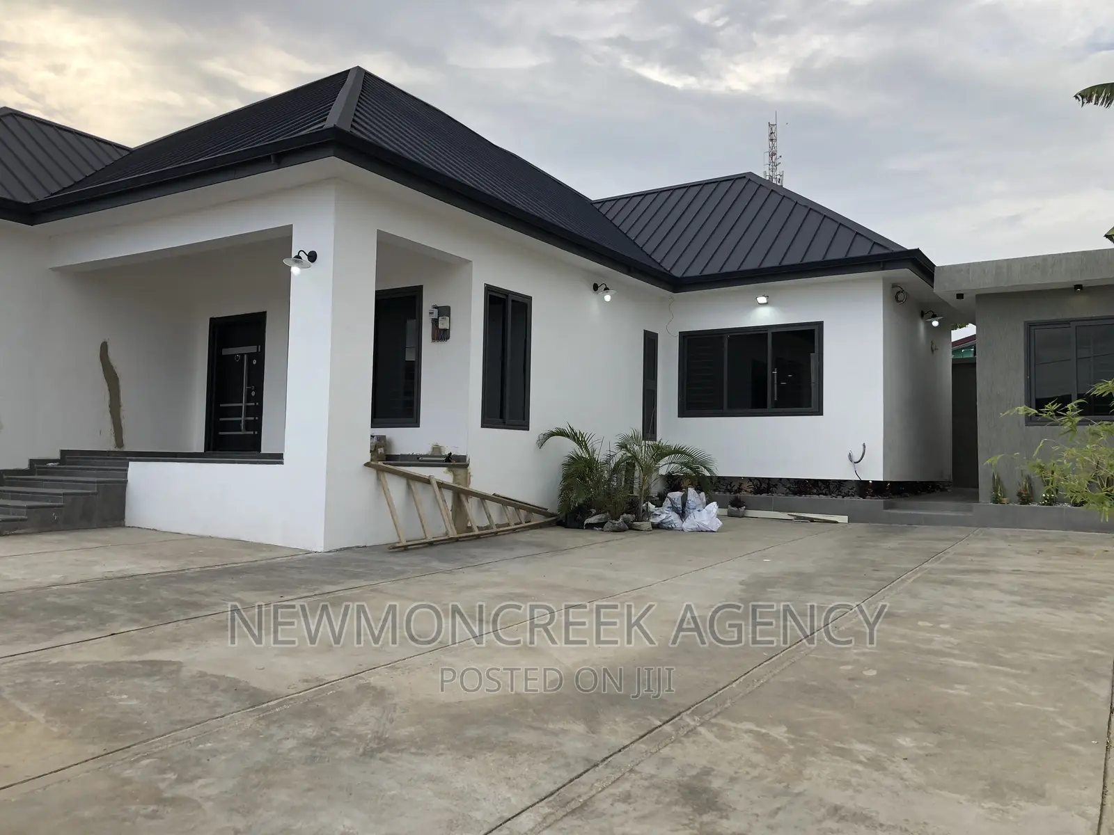 3bdrm Bungalow in Kwabenya Estate Road, Accra Metropolitan for sale